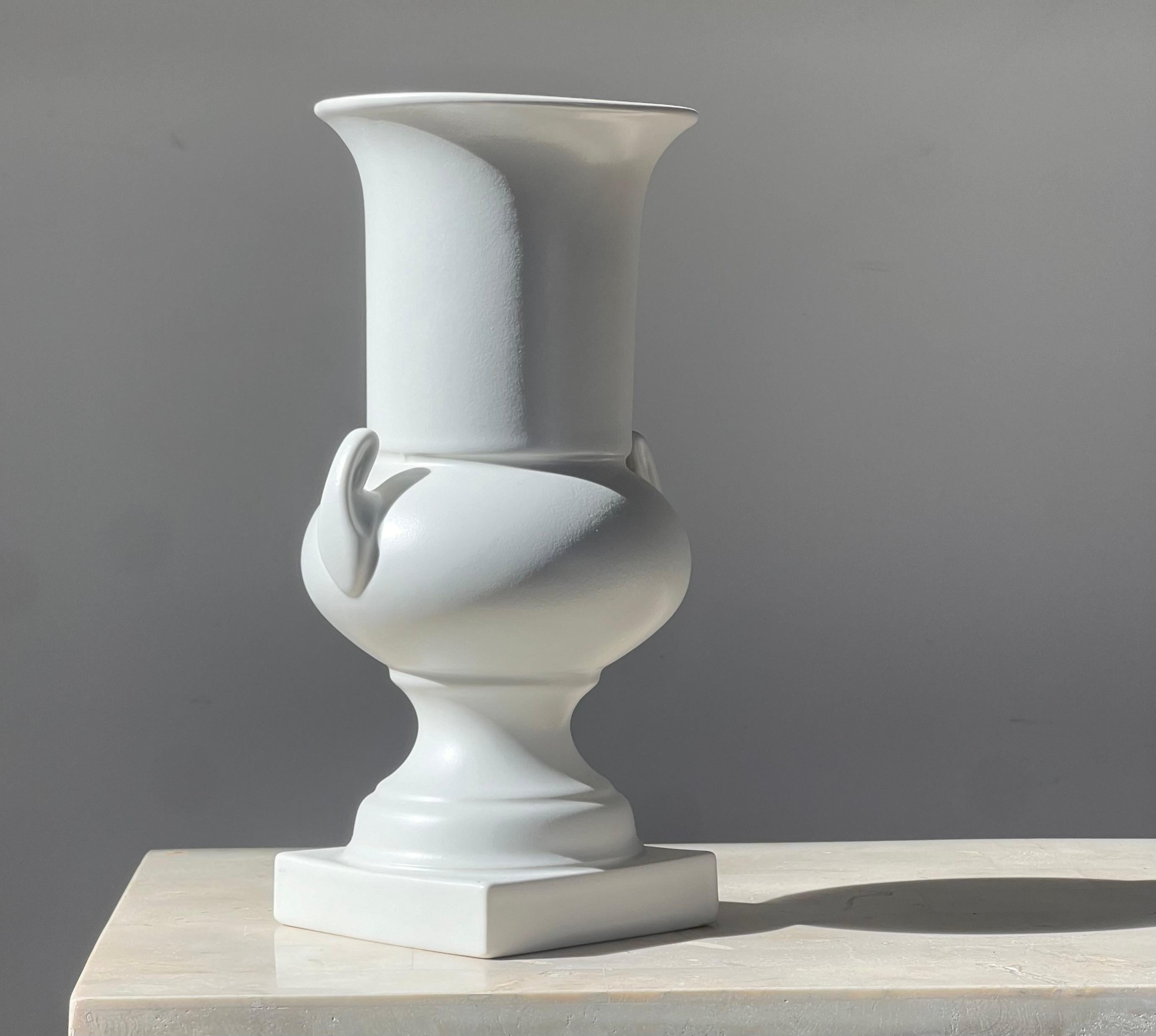 Neoclassico Urna neoclassica in ceramica opaca di Hyalyn, metà del XX secolo in vendita