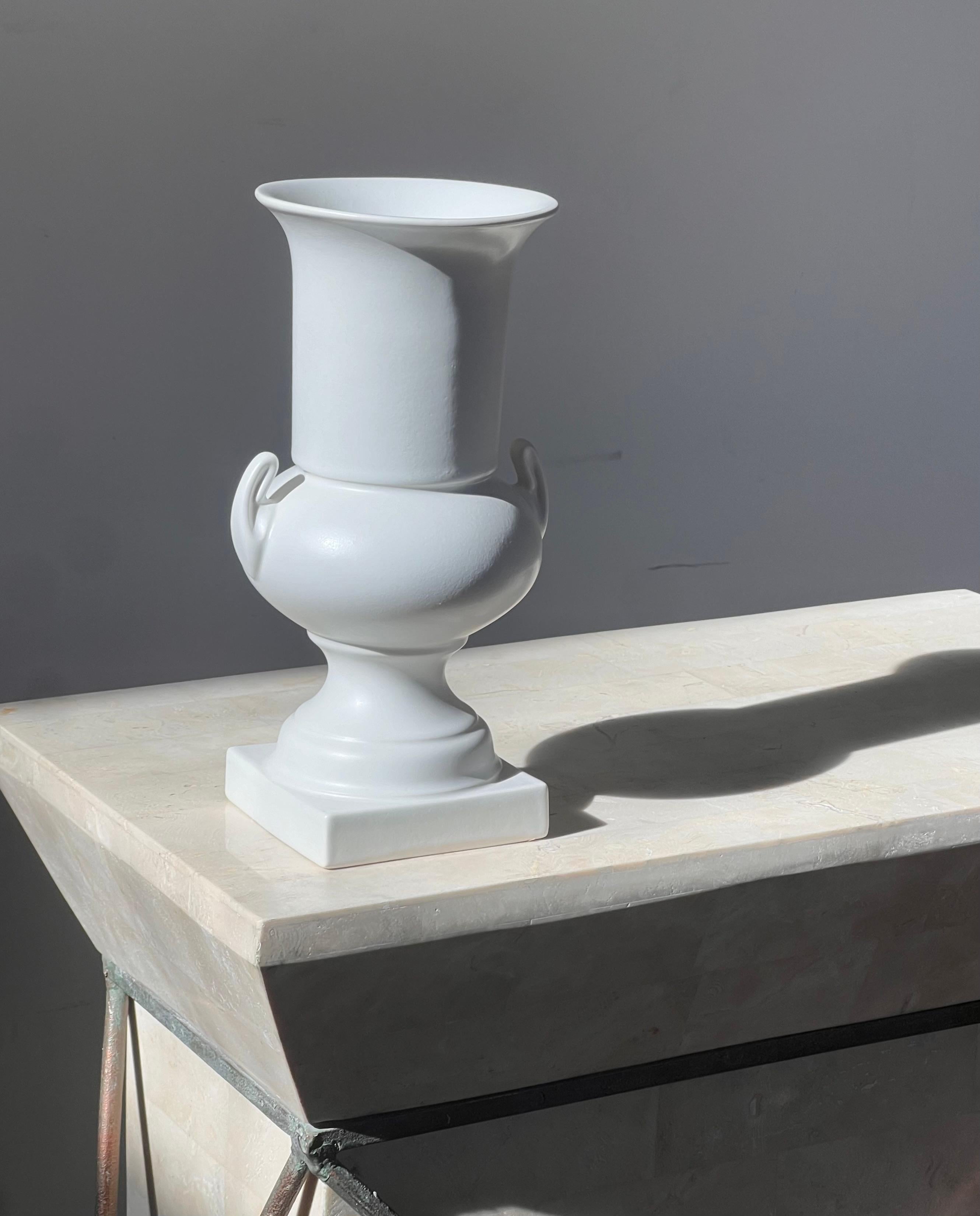 Americano Urna neoclassica in ceramica opaca di Hyalyn, metà del XX secolo in vendita