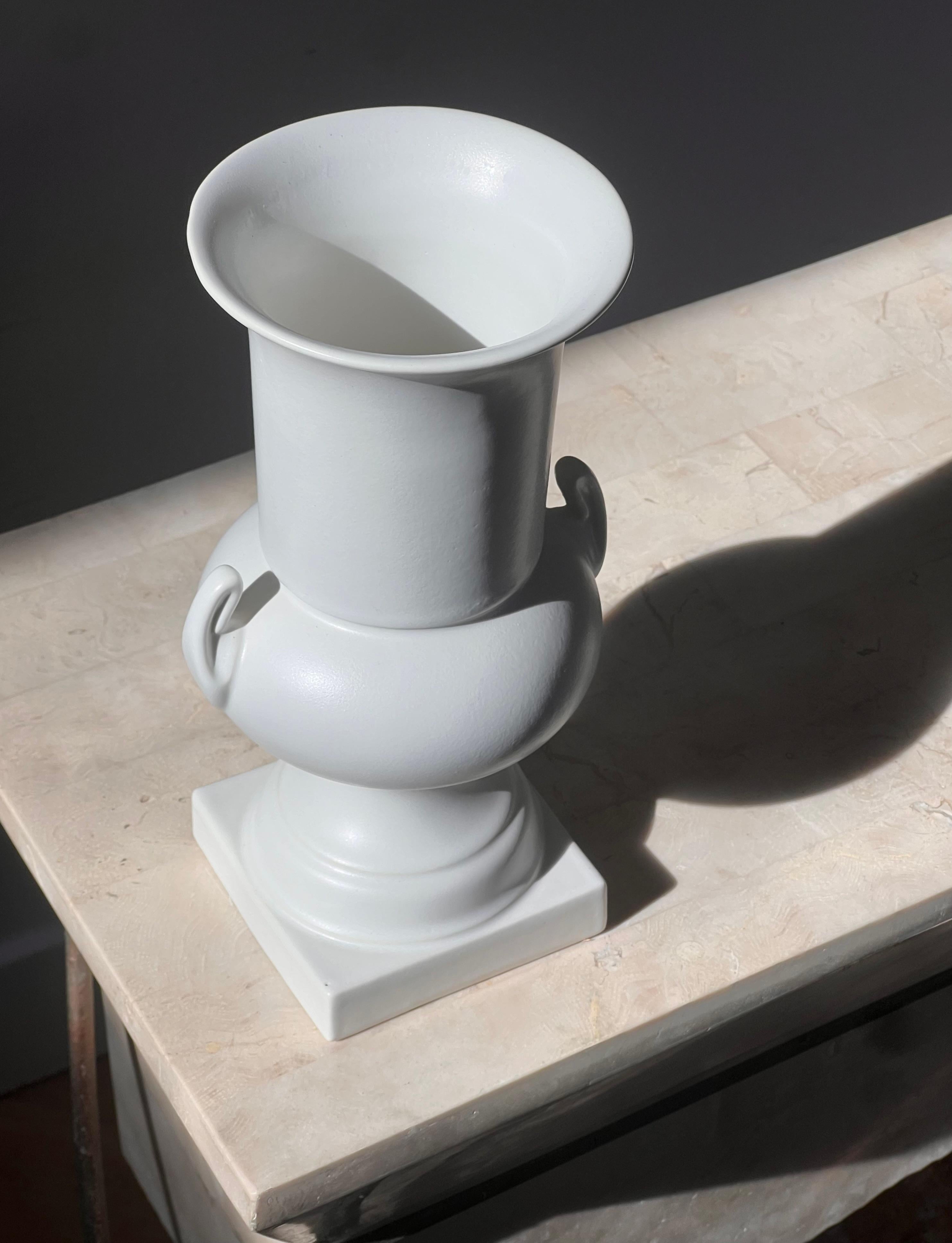 Ceramica Urna neoclassica in ceramica opaca di Hyalyn, metà del XX secolo in vendita