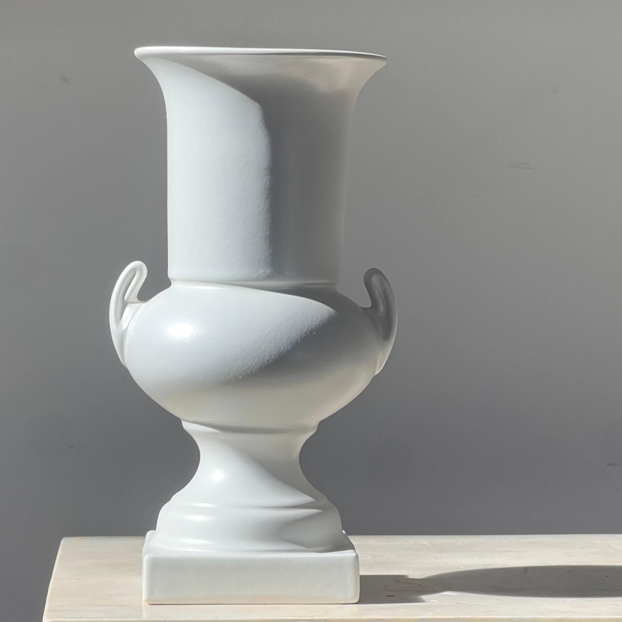 Urna neoclassica in ceramica opaca di Hyalyn, metà del XX secolo in vendita 1