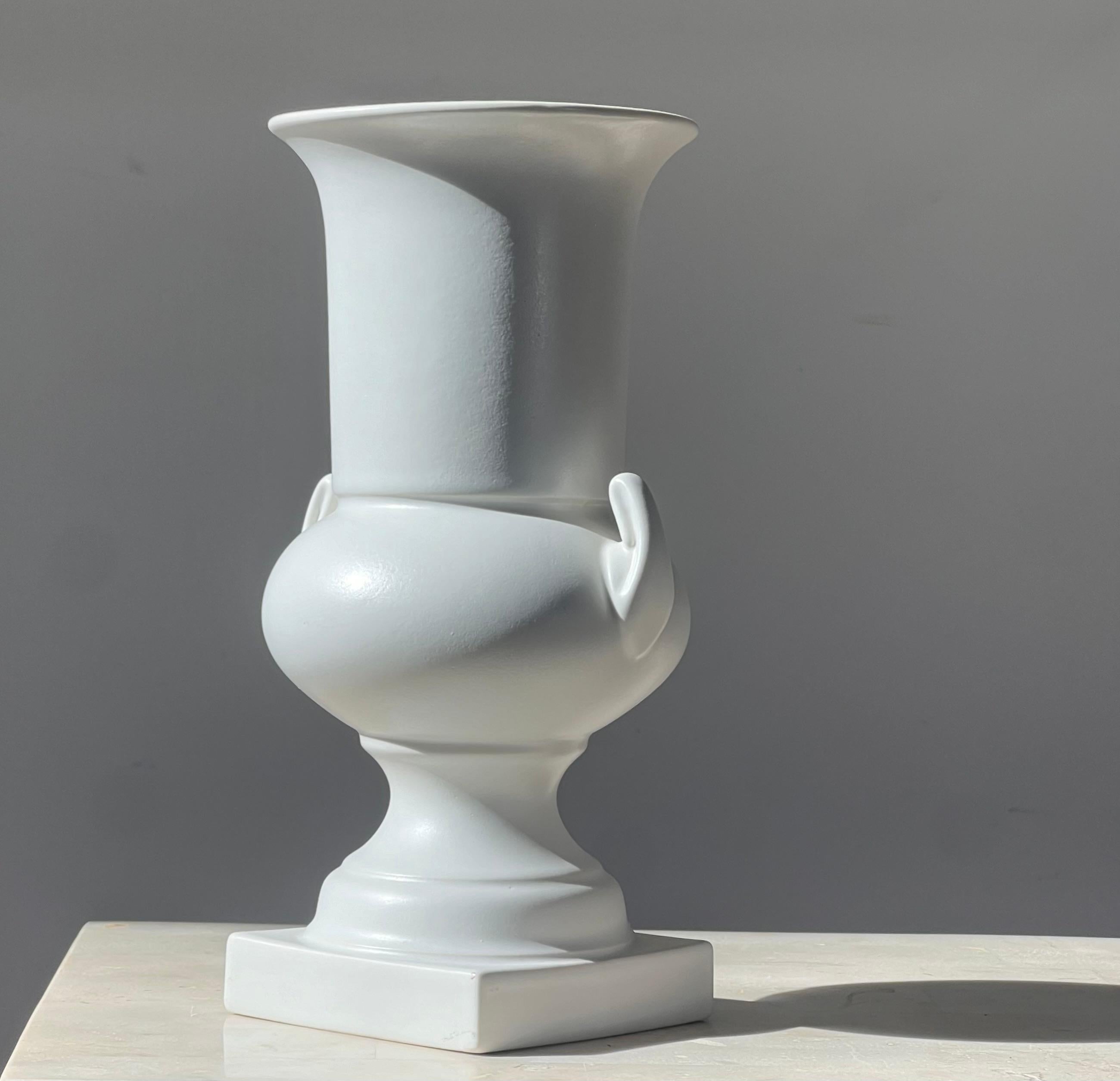 Urna neoclassica in ceramica opaca di Hyalyn, metà del XX secolo in vendita 2