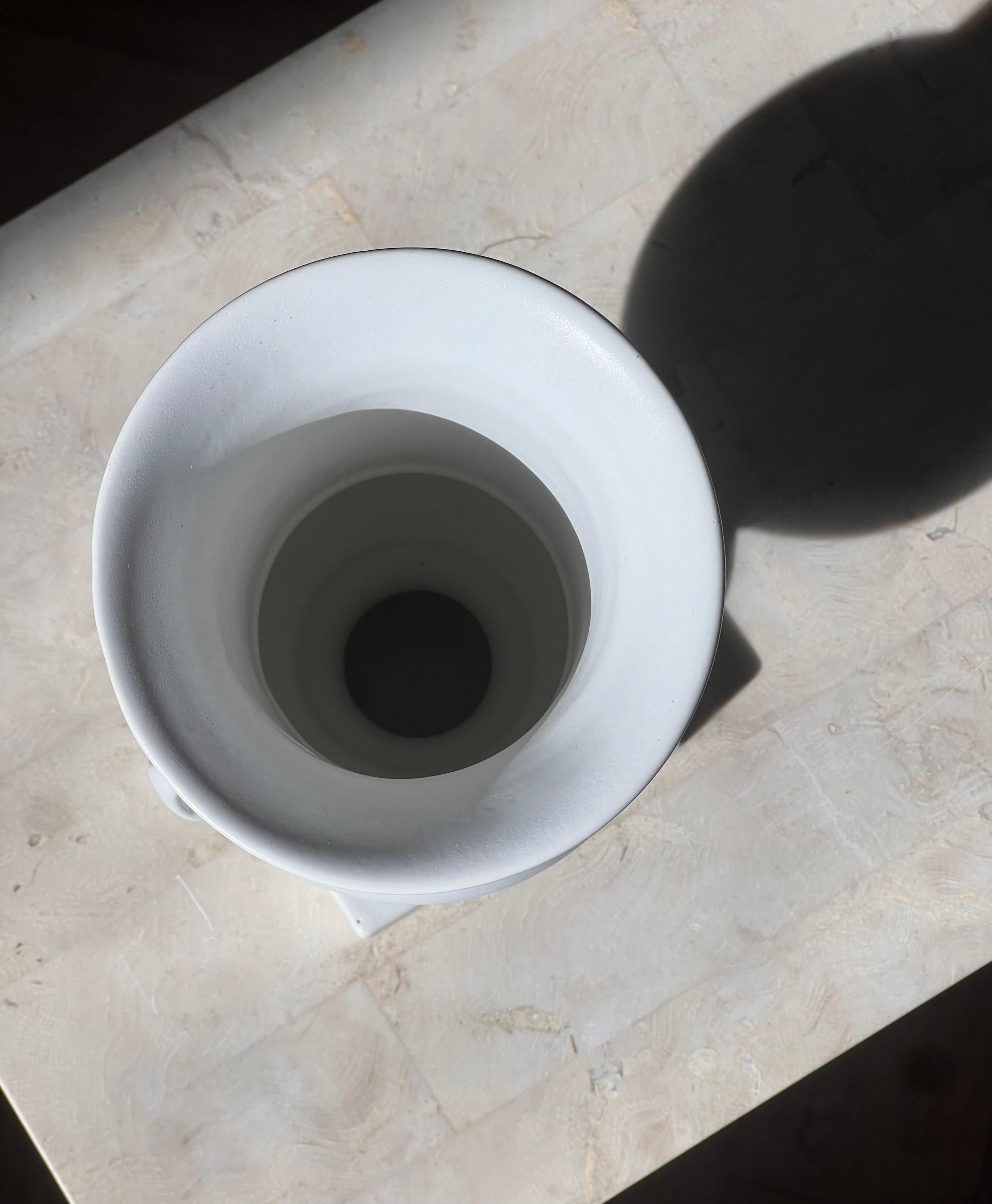 Urna neoclassica in ceramica opaca di Hyalyn, metà del XX secolo in vendita 3