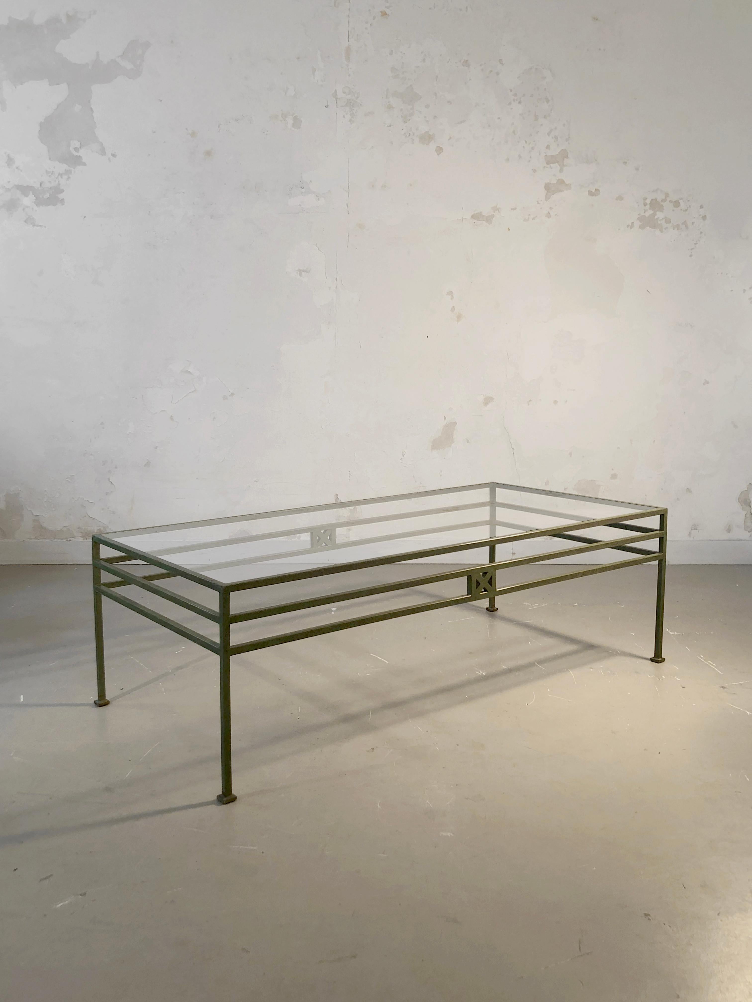 Elegante mesa de centro rectangular, posmodernista, neoantigua, neoclásica, de Memphis, con estructura geométrica de tubos metálicos de sección cuadrada patinados en caqui, con (o sin) tapa de cristal. El modelo 