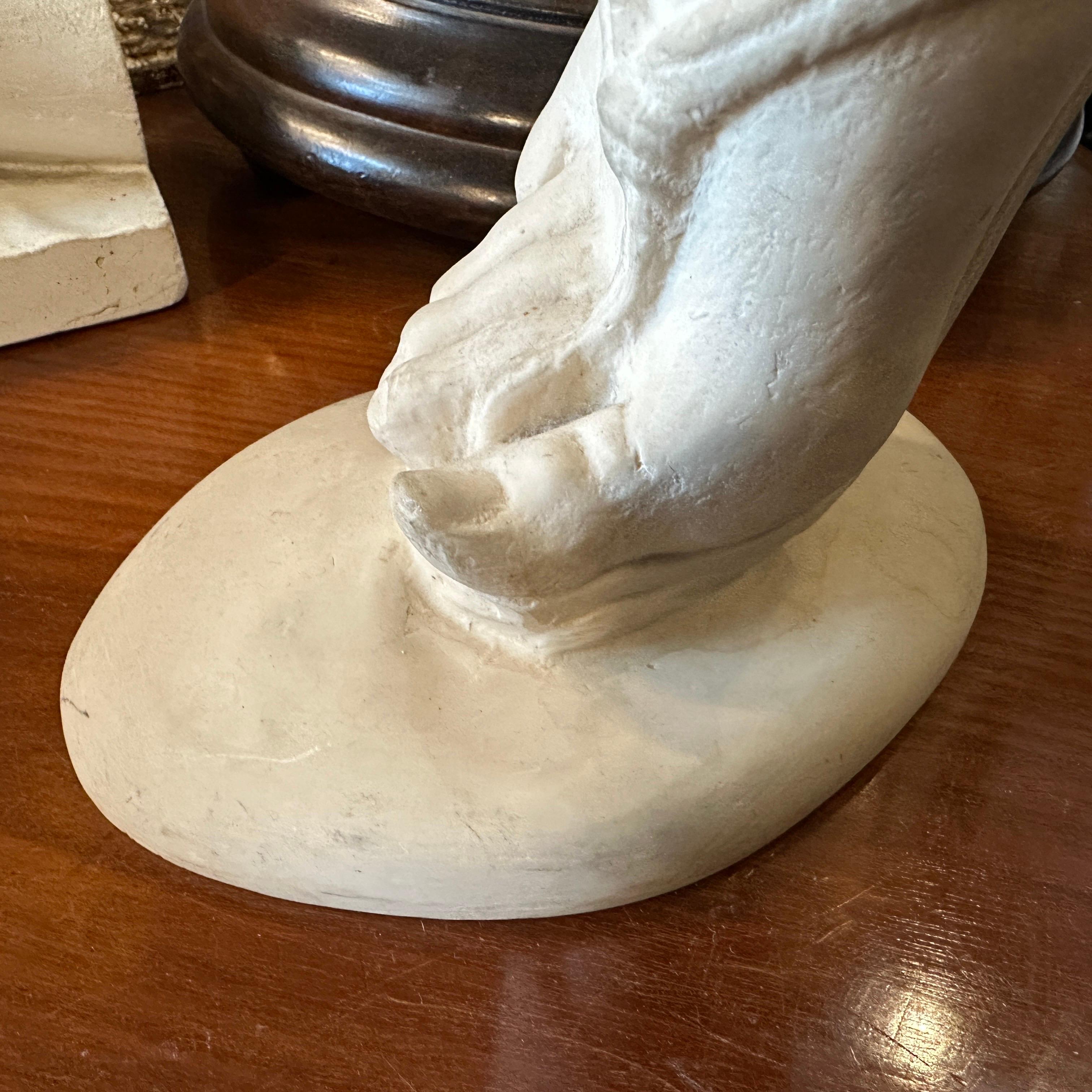 Escultura italiana de alabastro de un pie de renacimiento neoclásico Tallado a mano en venta