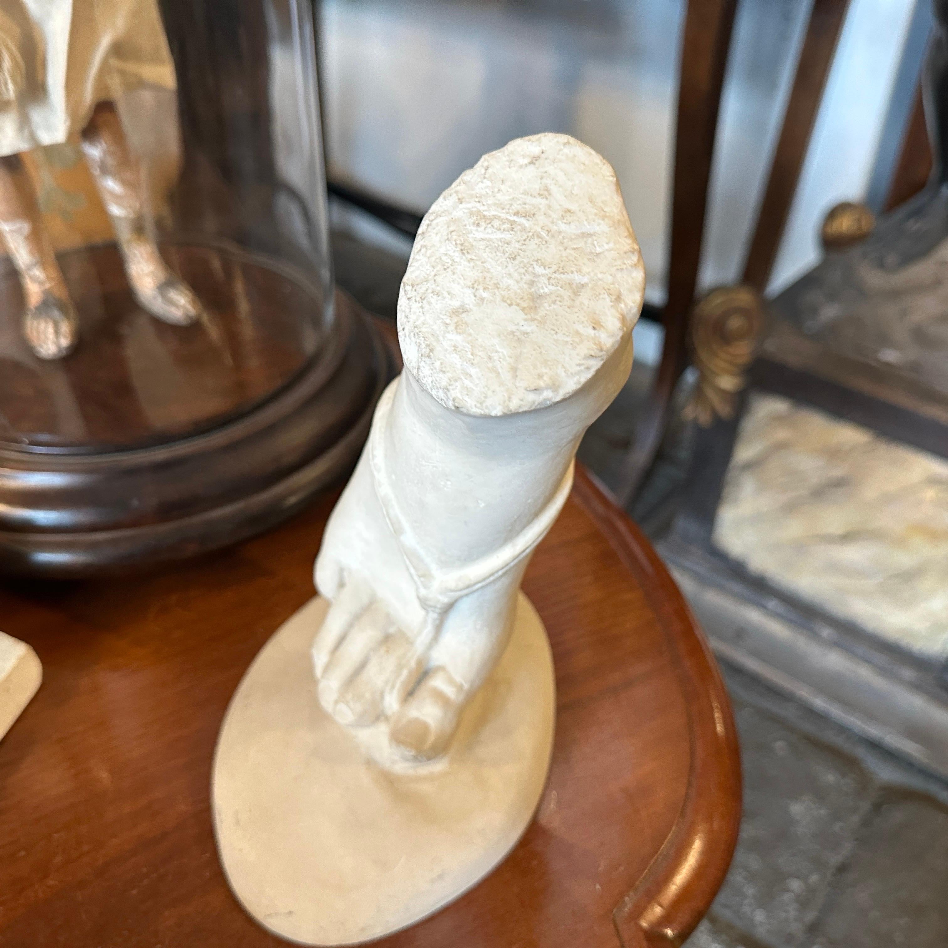 Escultura italiana de alabastro de un pie de renacimiento neoclásico en venta 1