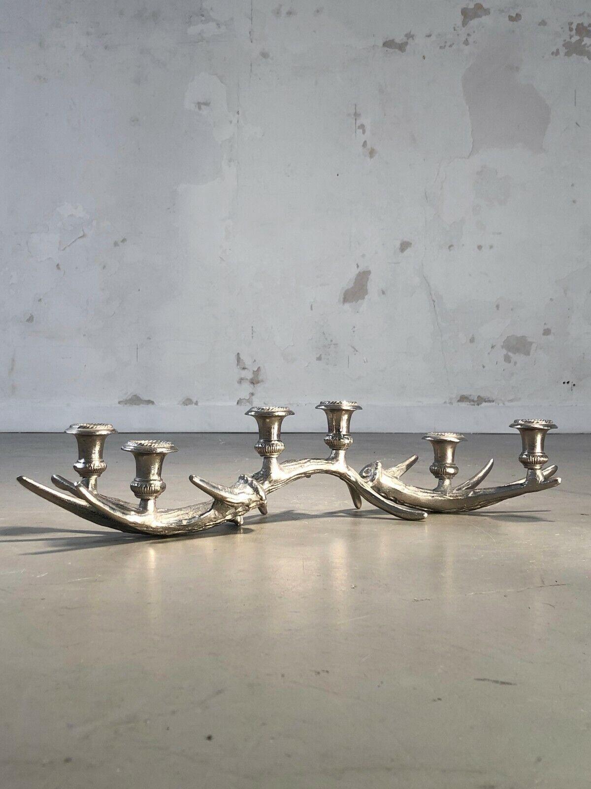 Un'eccezionale e spettacolare scultura candelabro, post-modernista, neoclassica, shabby-chic, composizione di 3 corni di cervo in alluminio fuso massiccio, decorata con 6 bobeches neoclassiche che formano un candelabro a 6 luci, nello spirito di
