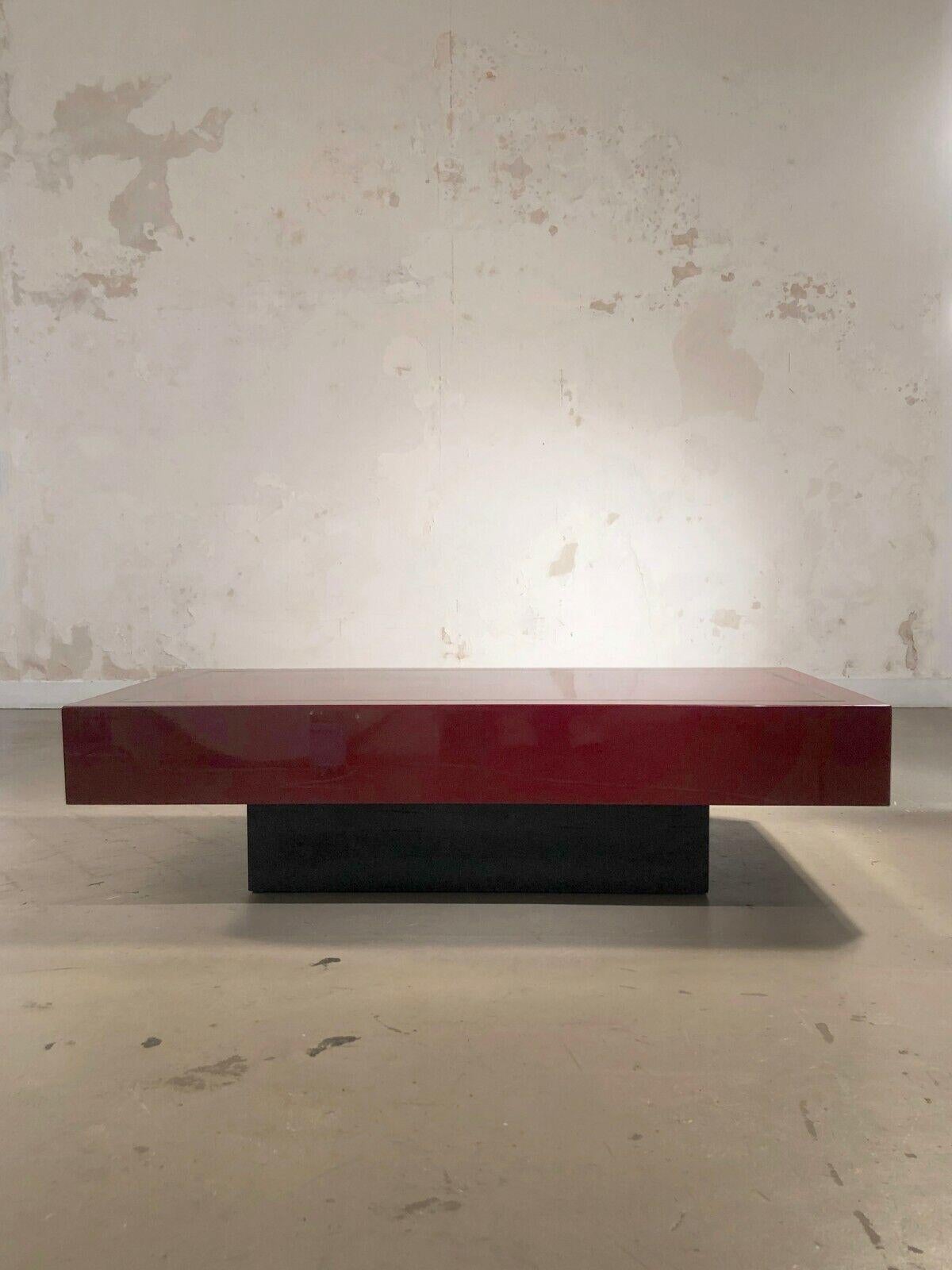 An elegant and luxurious rectangular coffee table, Post-Modernist, Shabby-Chic, base in black lacquered wood, thick square section top in burgundy red lacquered wood (deep and intense Chinese color) enhanced by a gilded brass frame, Jean-Claude