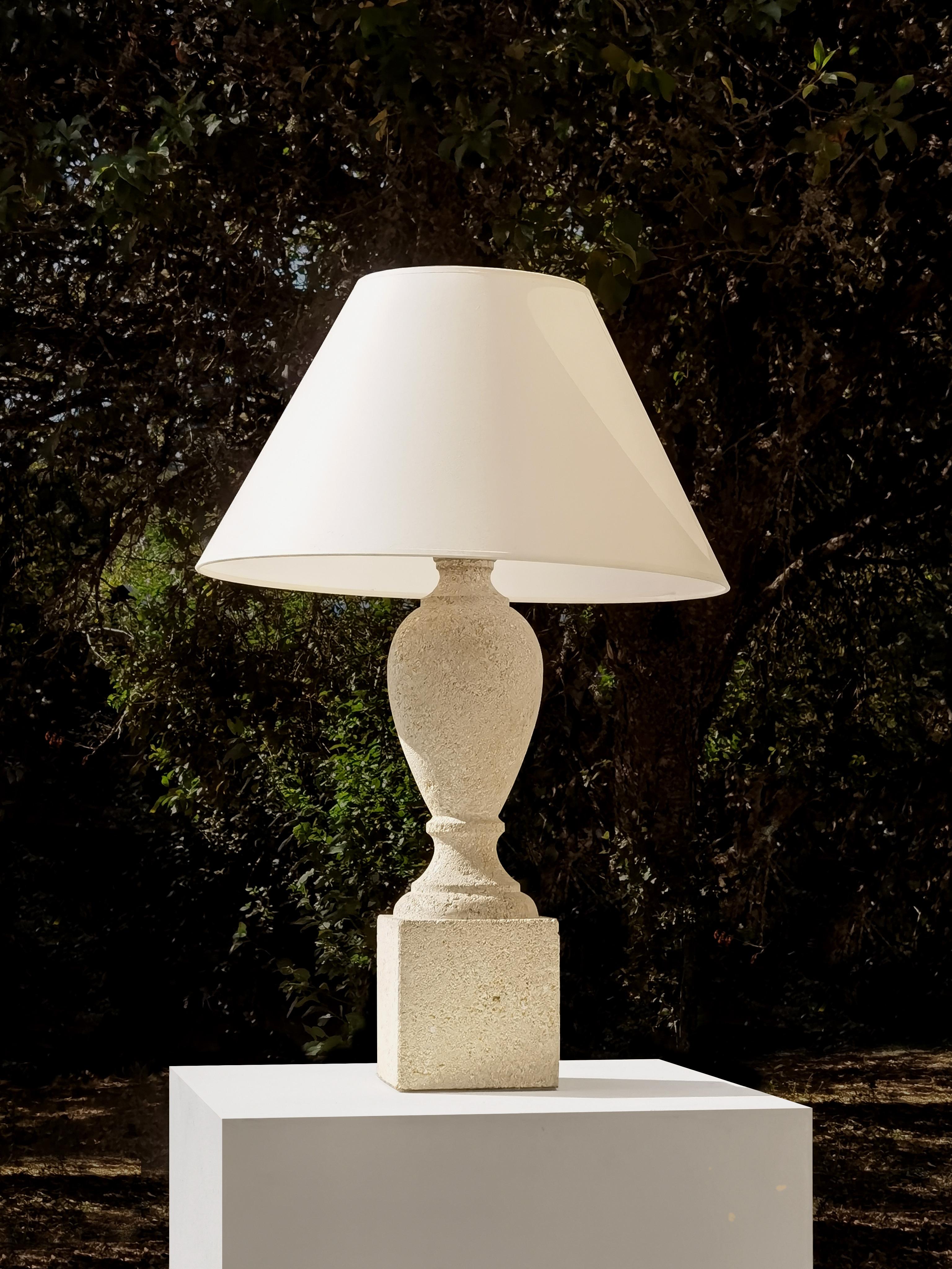 Lampe de table massive et élégante en pierre recomposée, Art-Déco, Néoclassique, Shabby-Chic, impressionnante pièce lourde en pierre recomposée, réinterprétant les formes et les volumes des architectures classiques dans un design moderne fulgurant,