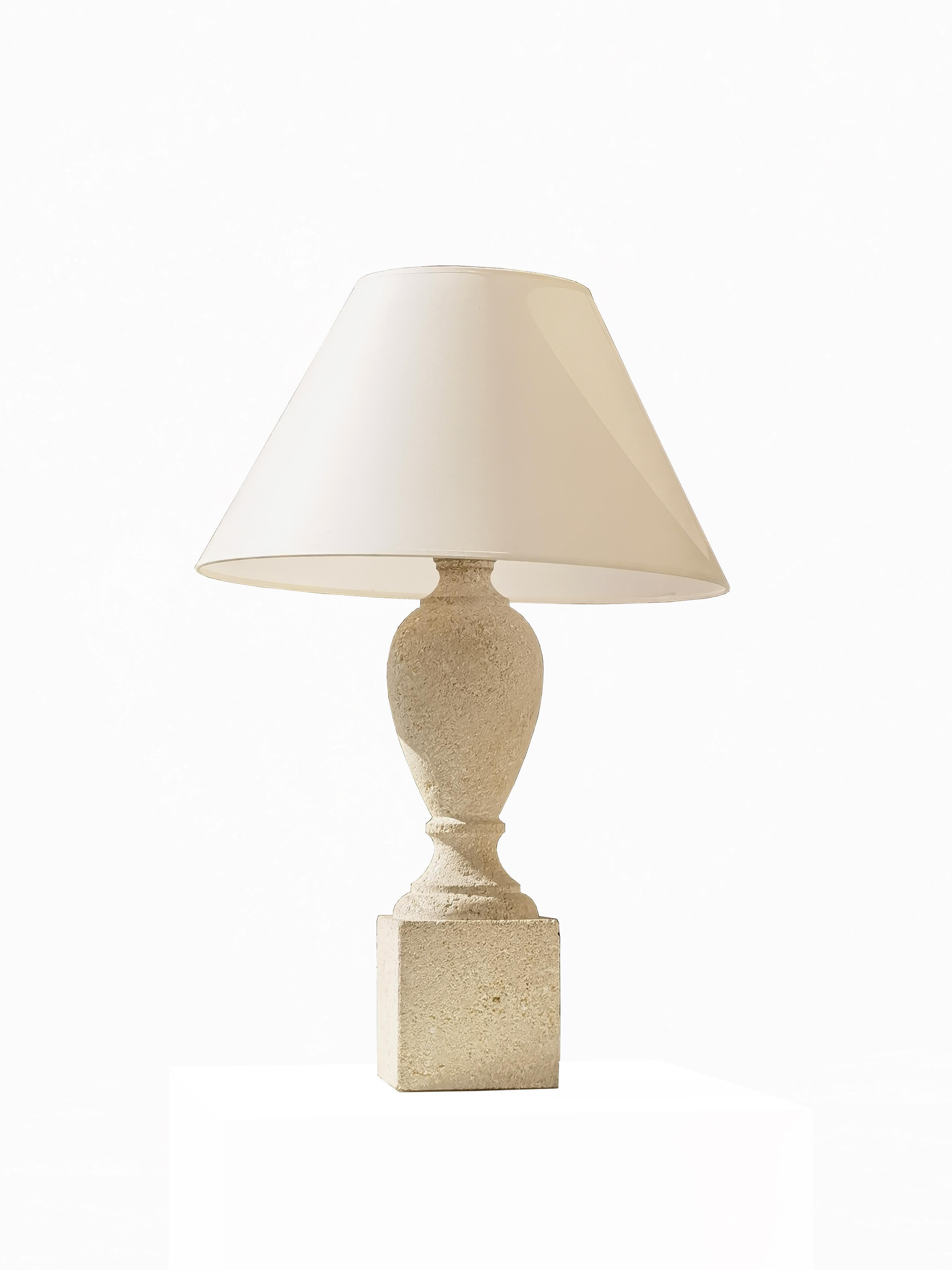 LAMPE DE TABLE NEOCLASSIC SHABBY-CHIC en pierre dans le style Albert Tormos, France 1970 Bon état - En vente à PARIS, FR
