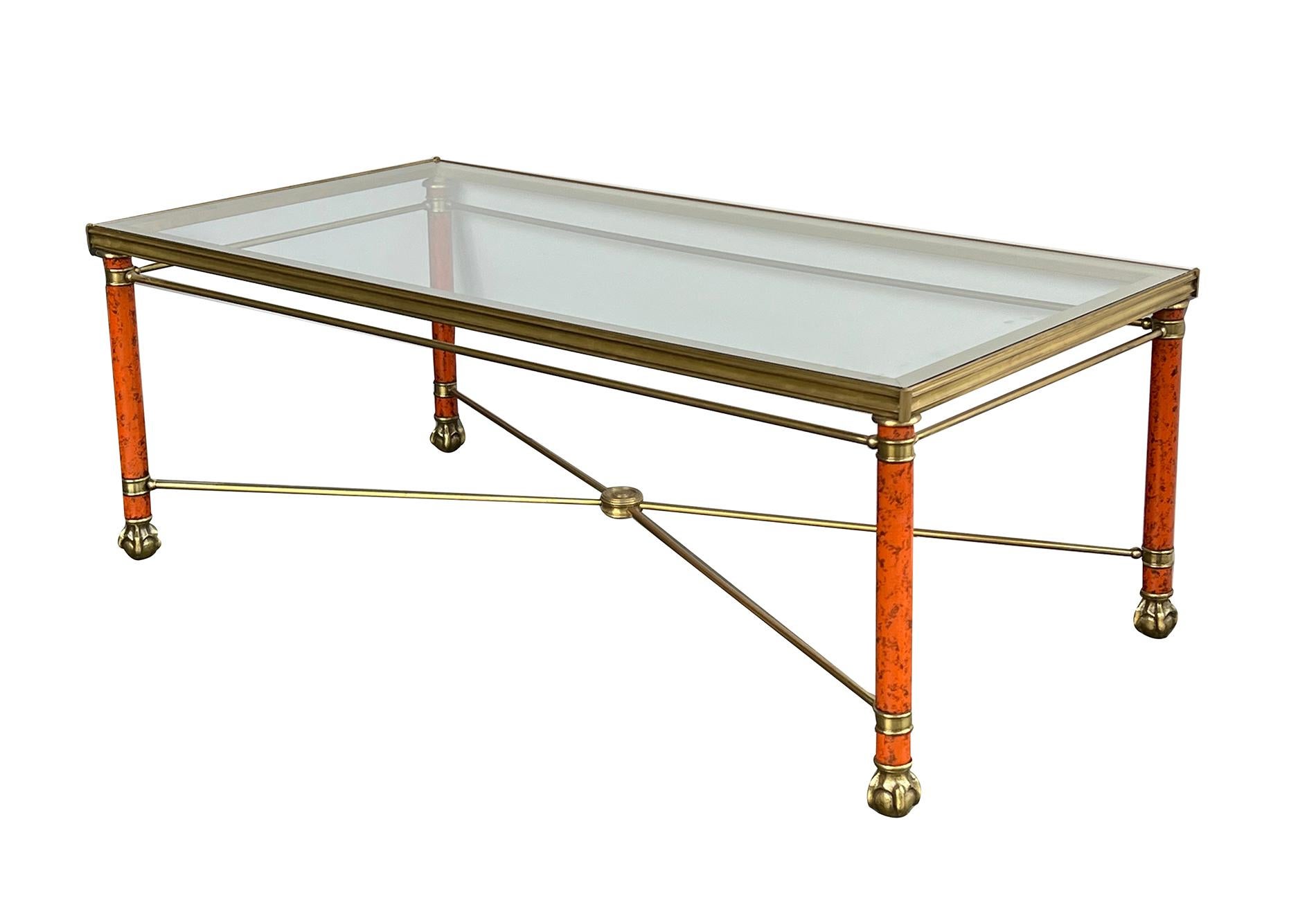 Moderne Table rectangulaire de style néoclassique en bronze et laiton avec plateau en verre en vente