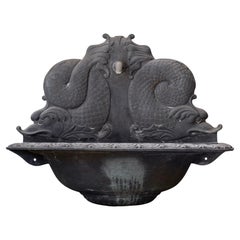 Fontana a muro con delfino in bronzo fuso in stile neoclassico