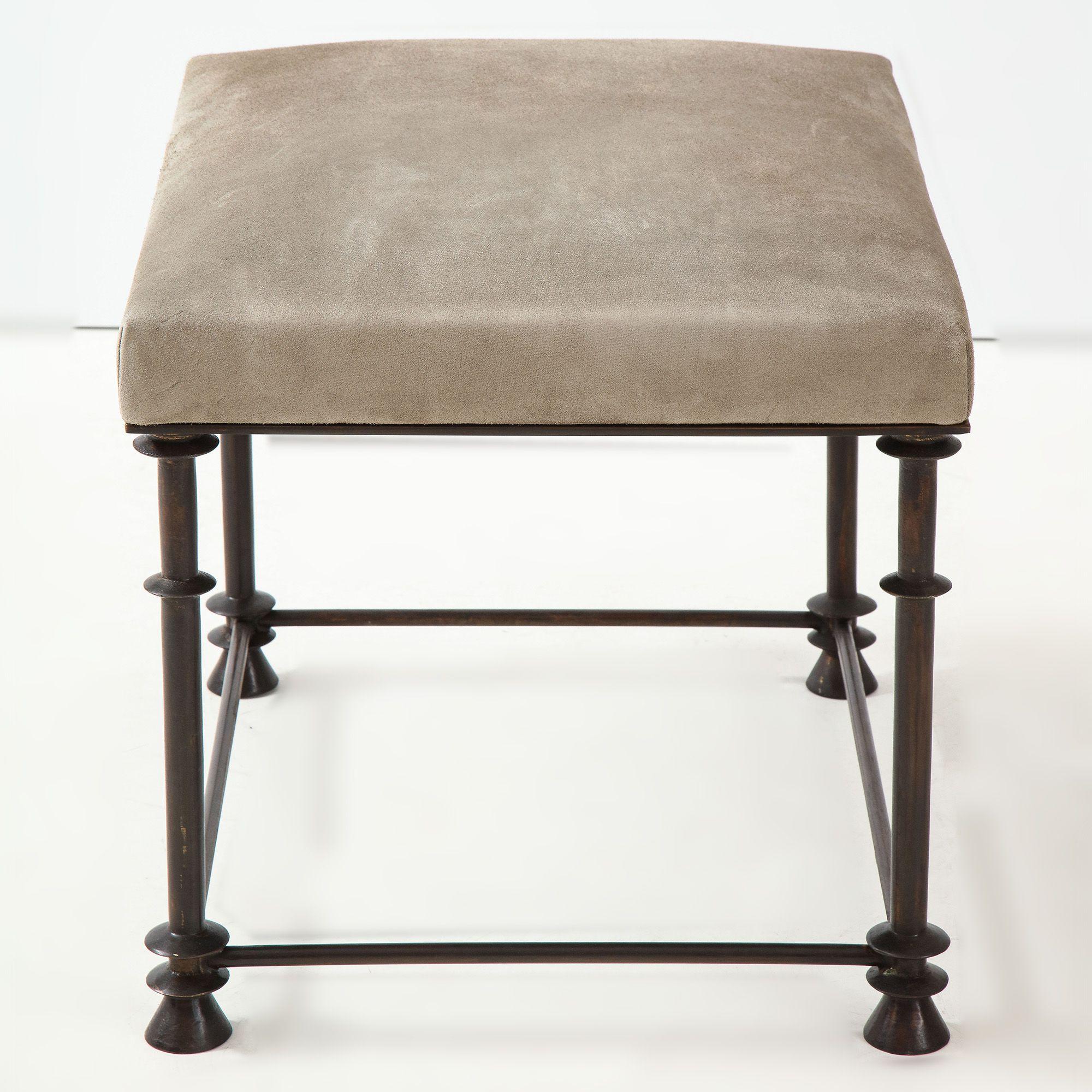 Un taburete con patas de bronce de estilo neoclásico hecho a medida. Contemporáneo en venta 2