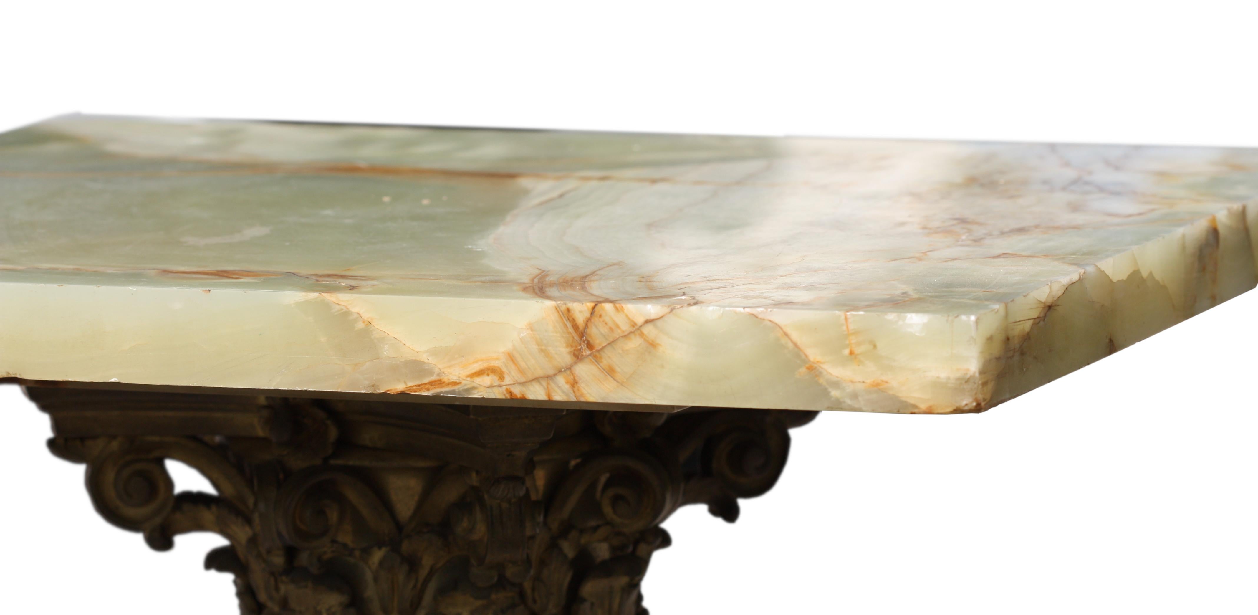 Vergoldeter Bronzesockel im neoklassischen Stil mit Marmorbeschlägen im Angebot 1
