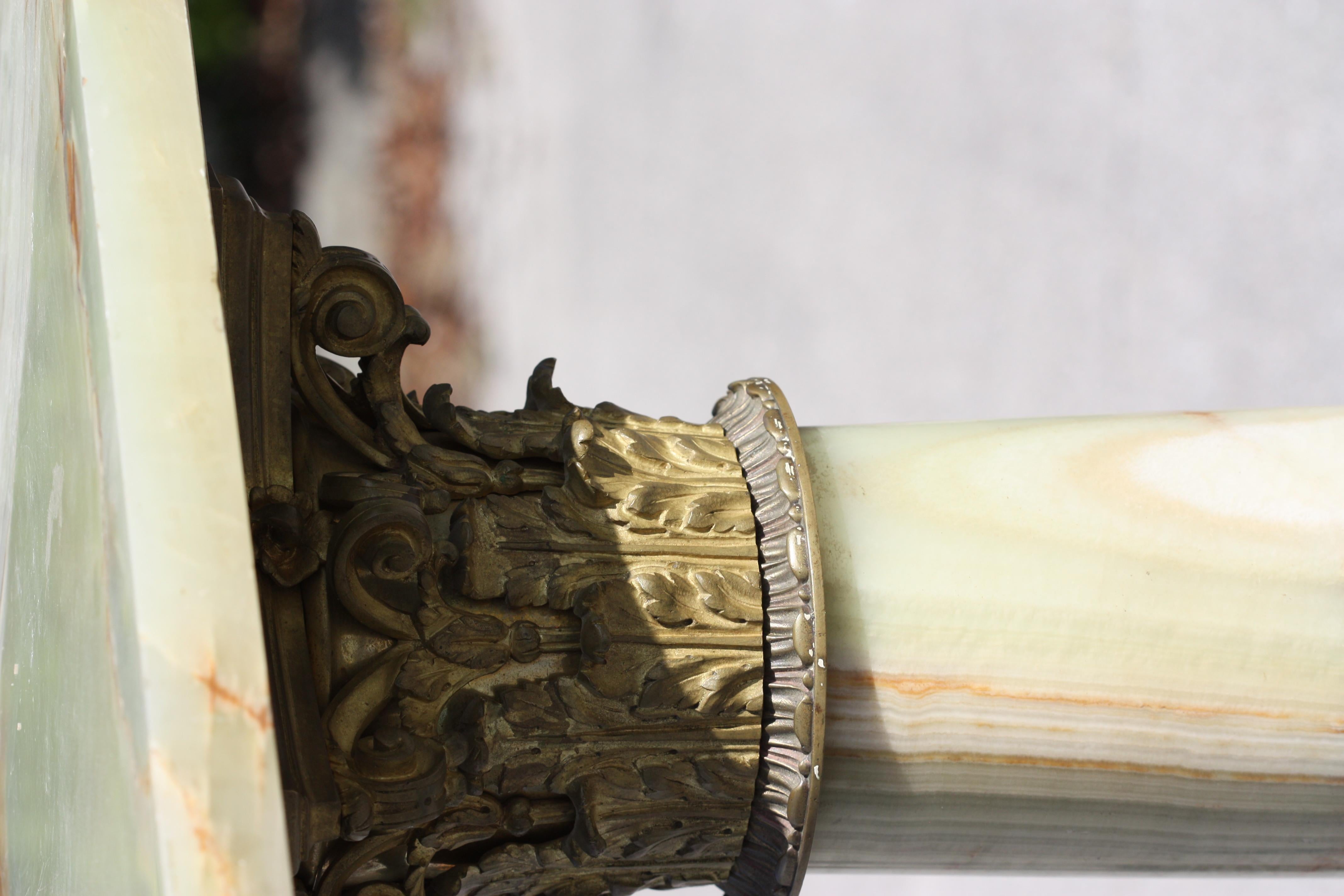 Vergoldeter Bronzesockel im neoklassischen Stil mit Marmorbeschlägen im Angebot 4