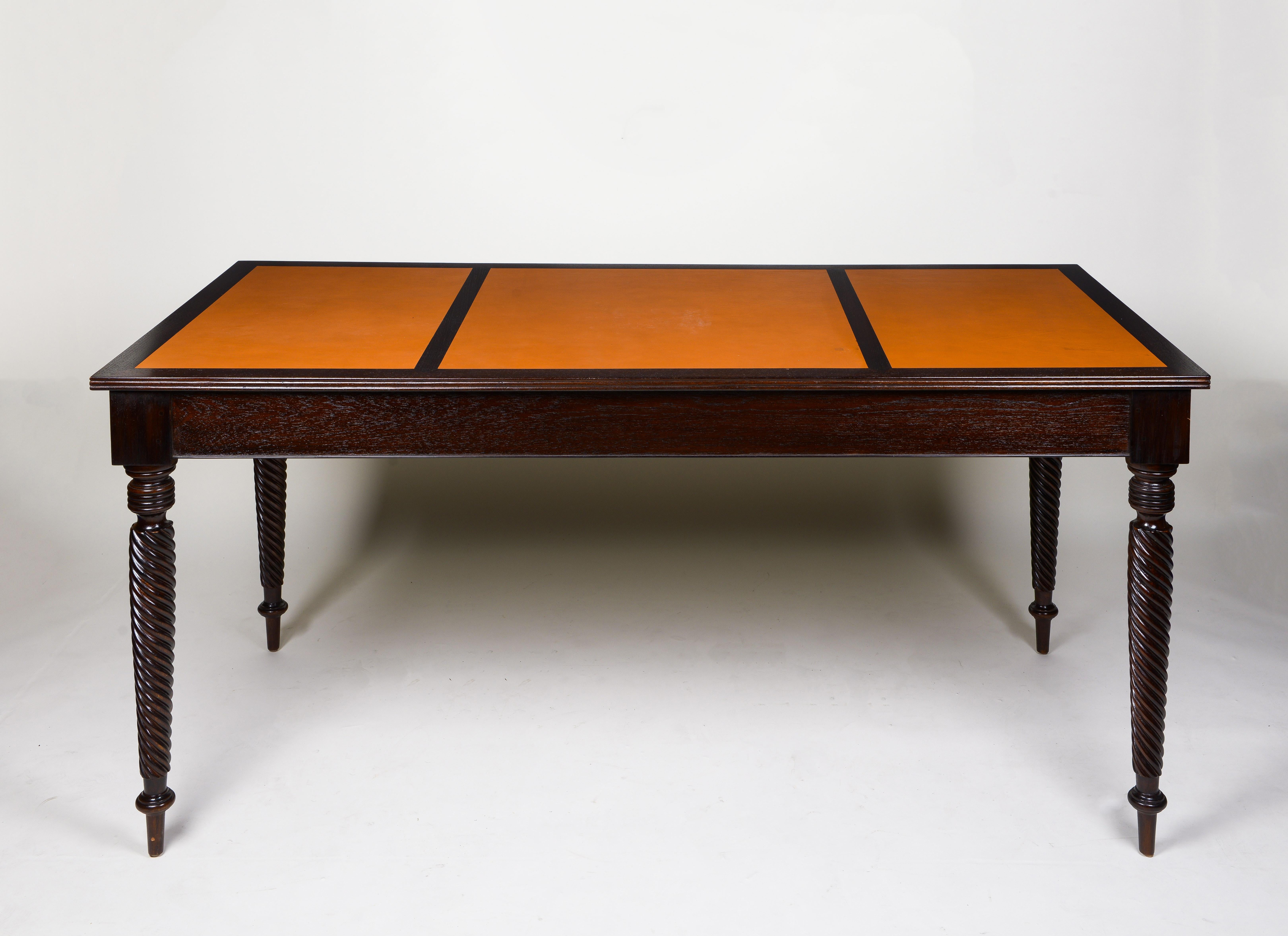 Laiton Table à écrire de style néoclassique en bois d'acajou teinté et doublée de cuir en vente