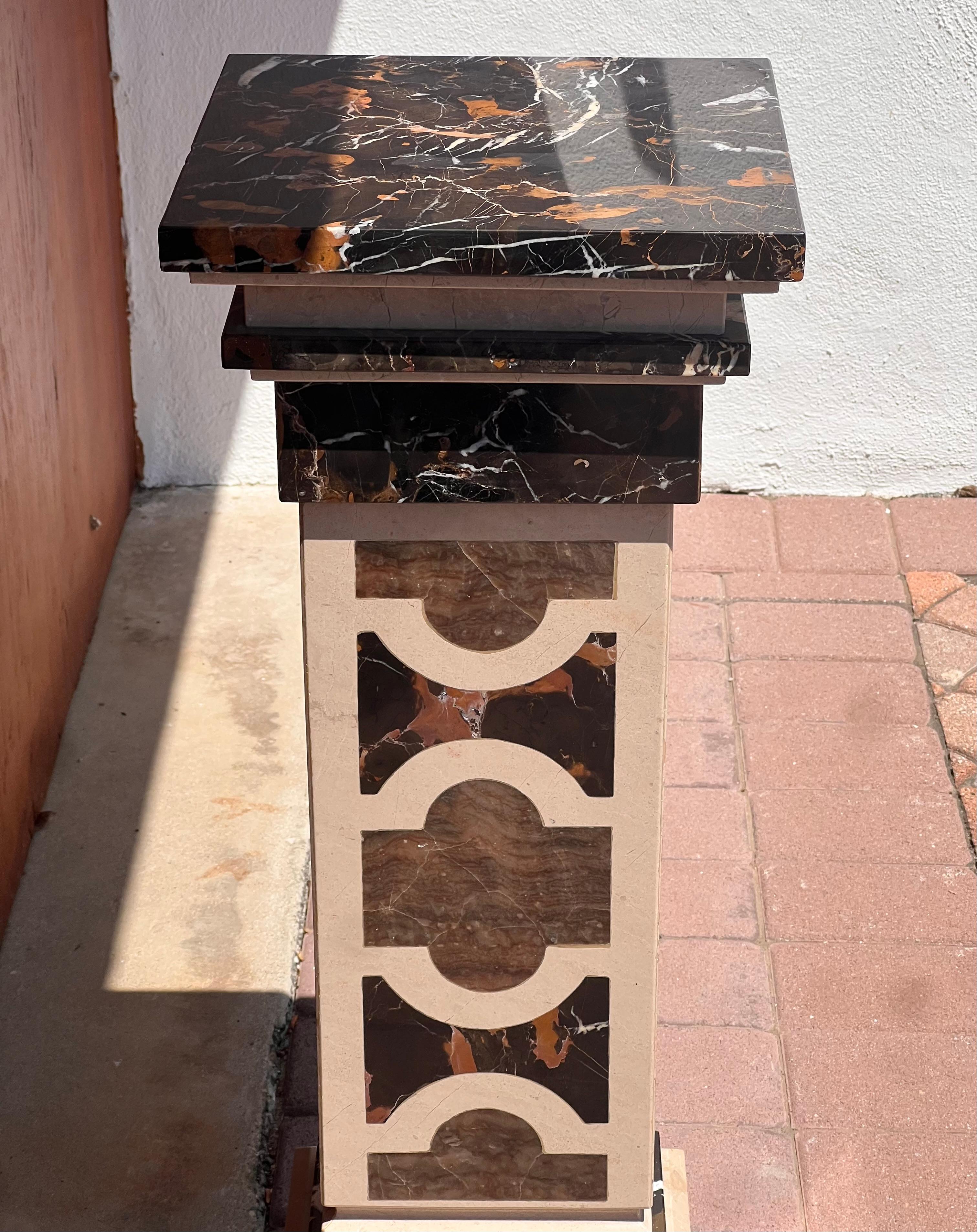 A neoclassical vintage Italian marble pedestal, 20th century For Sale 4
