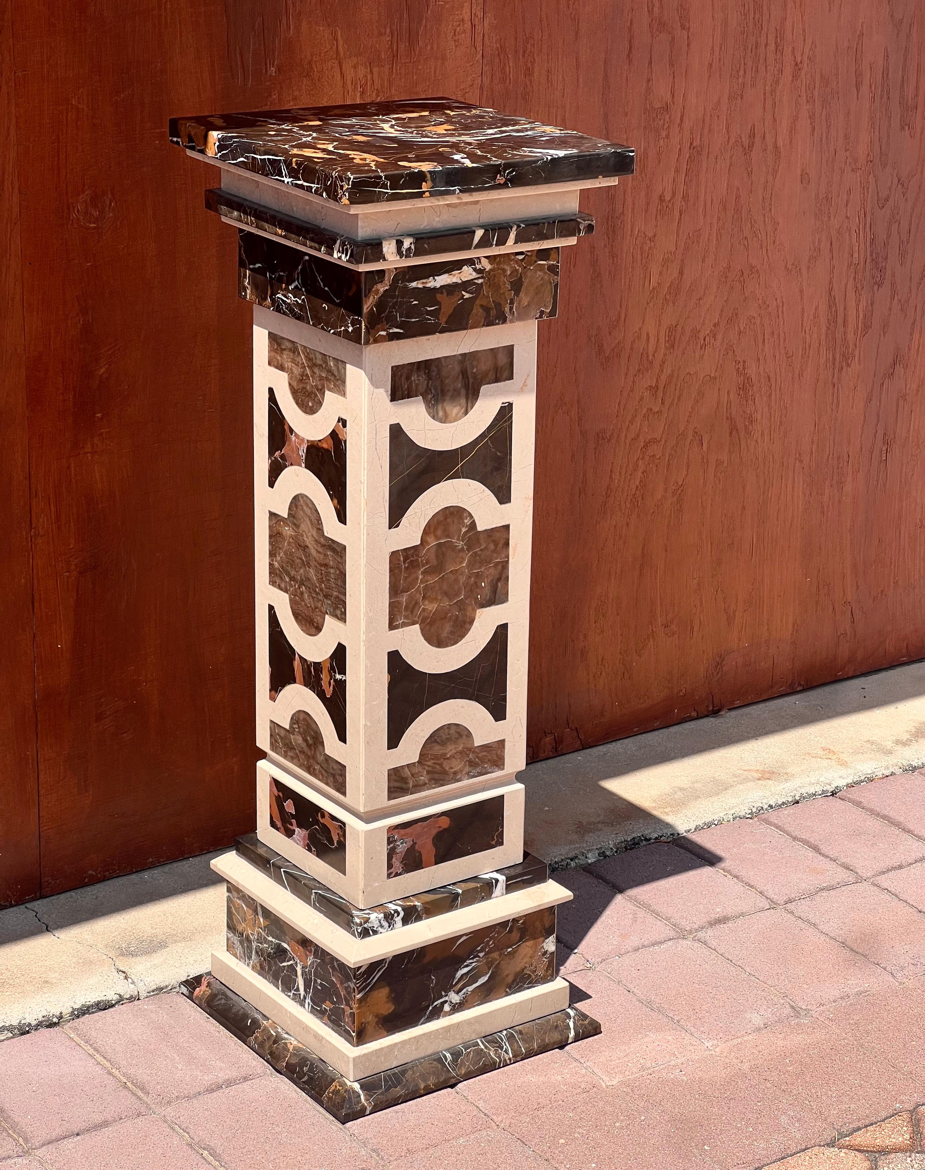 Neoclassical A neoclassical vintage Italian marble pedestal, 20th century For Sale