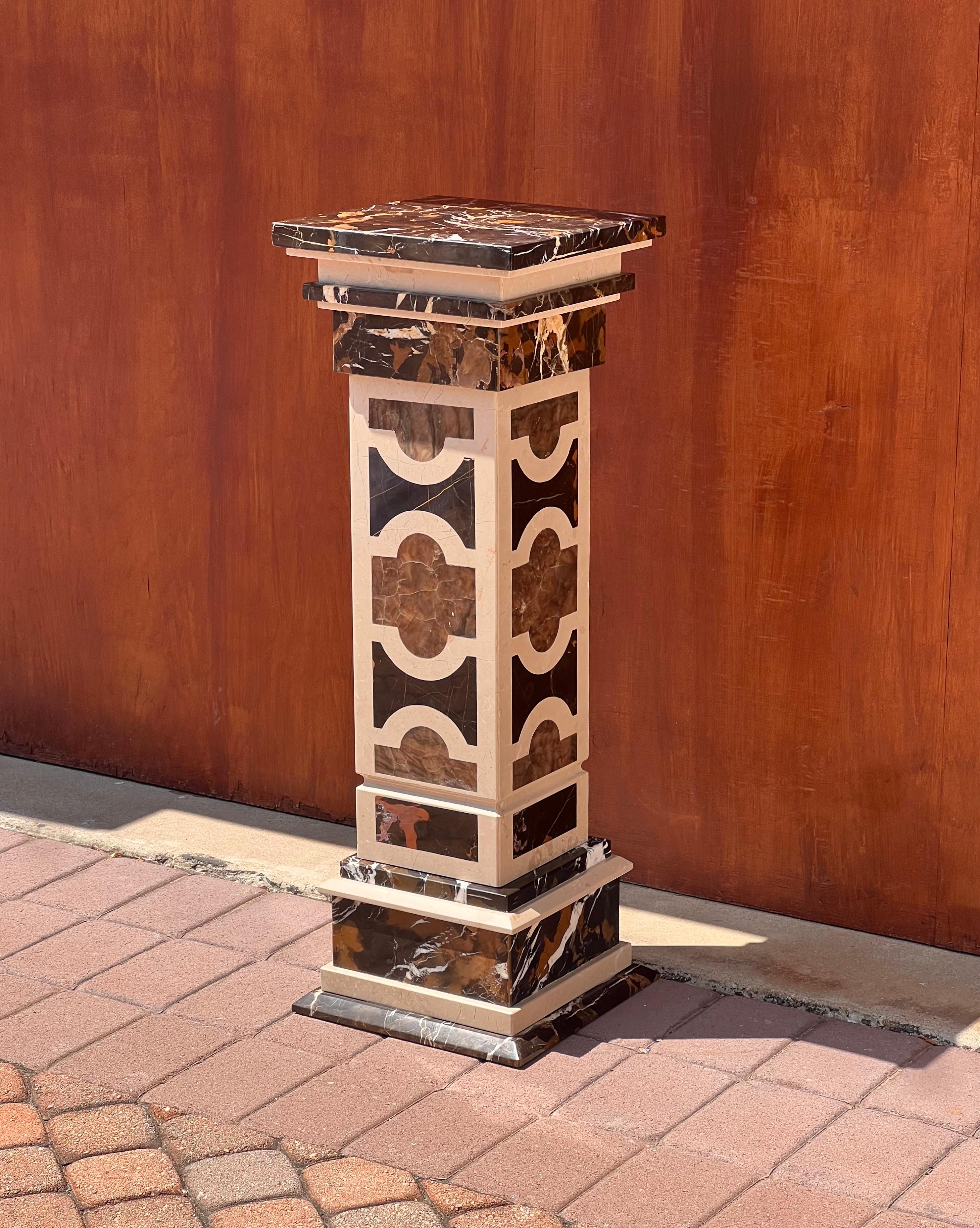 A neoclassical vintage Italian marble pedestal, 20th century In Good Condition For Sale In View Park, CA