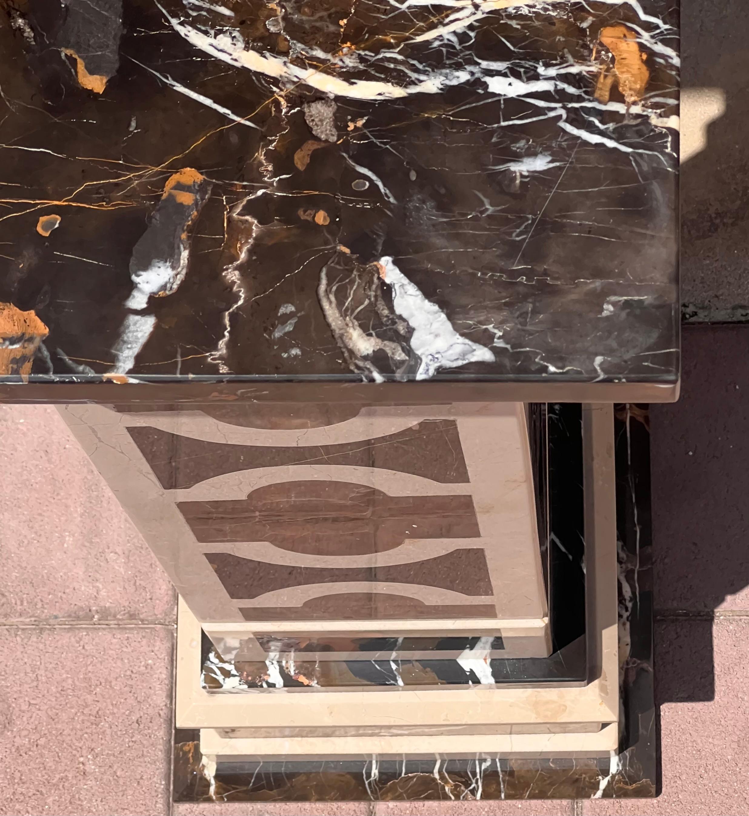 A neoclassical vintage Italian marble pedestal, 20th century For Sale 2