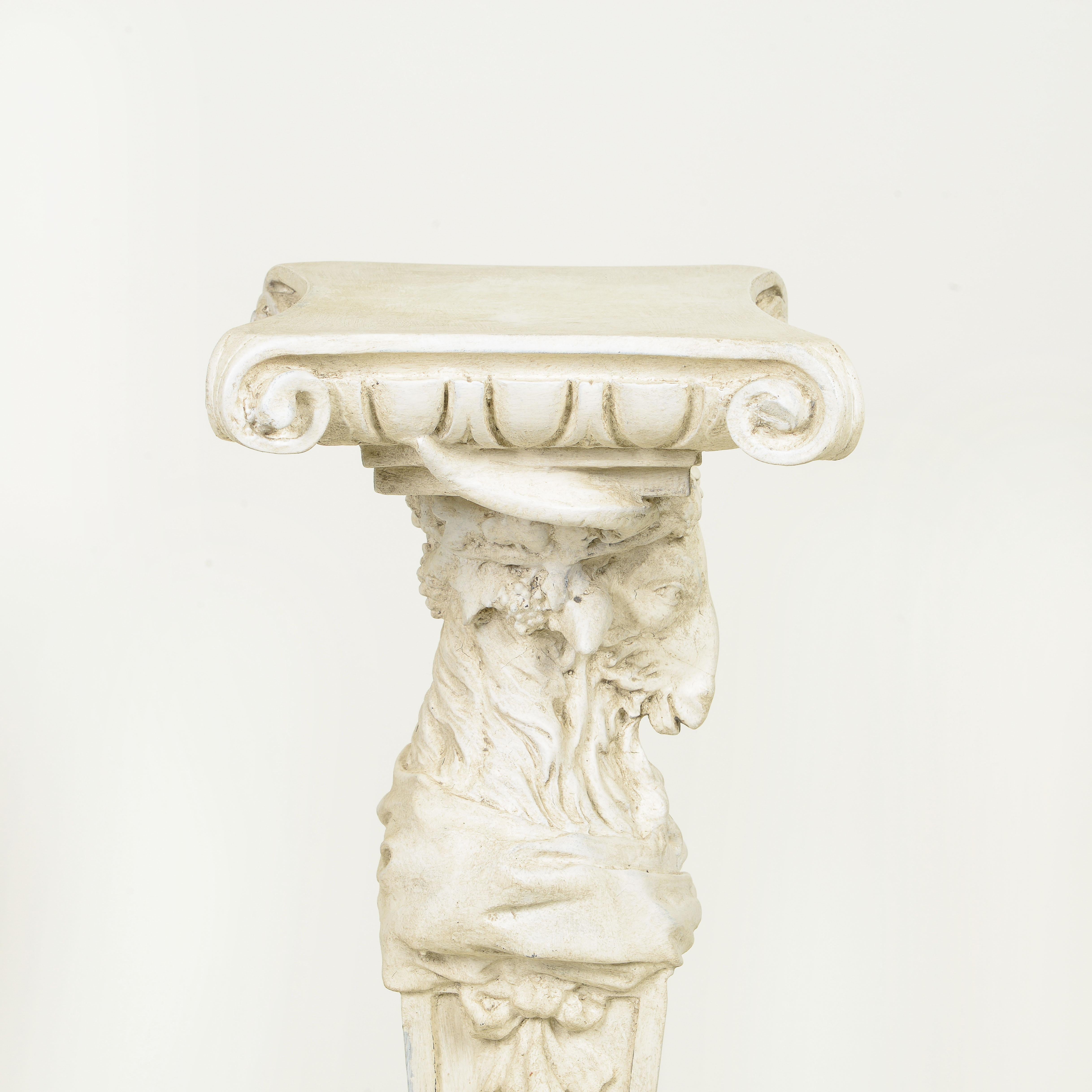 The Pedestal im neoklassischen Stil, weiß bemalt und geschnitzt (20. Jahrhundert)