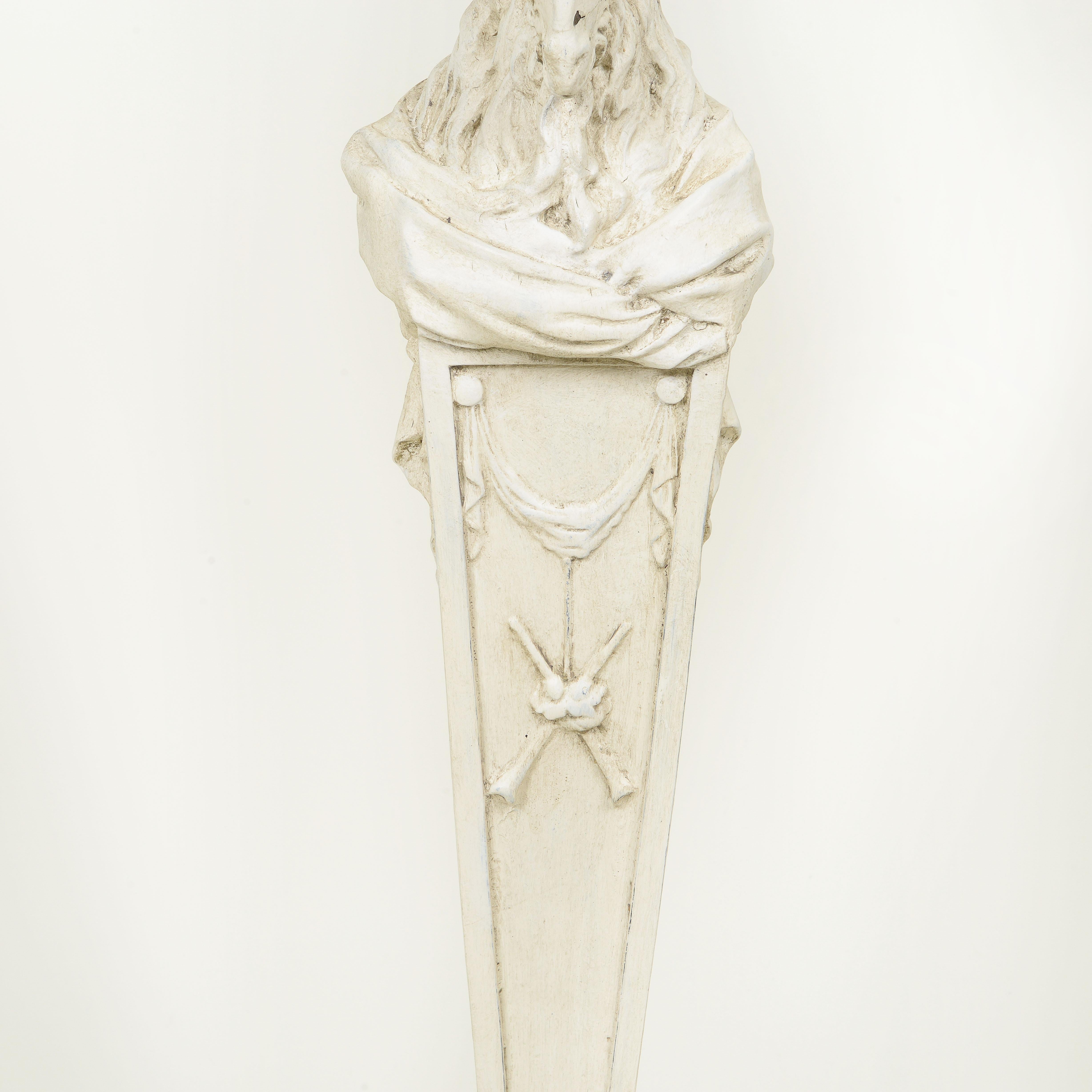 The Pedestal im neoklassischen Stil, weiß bemalt und geschnitzt (Holz)