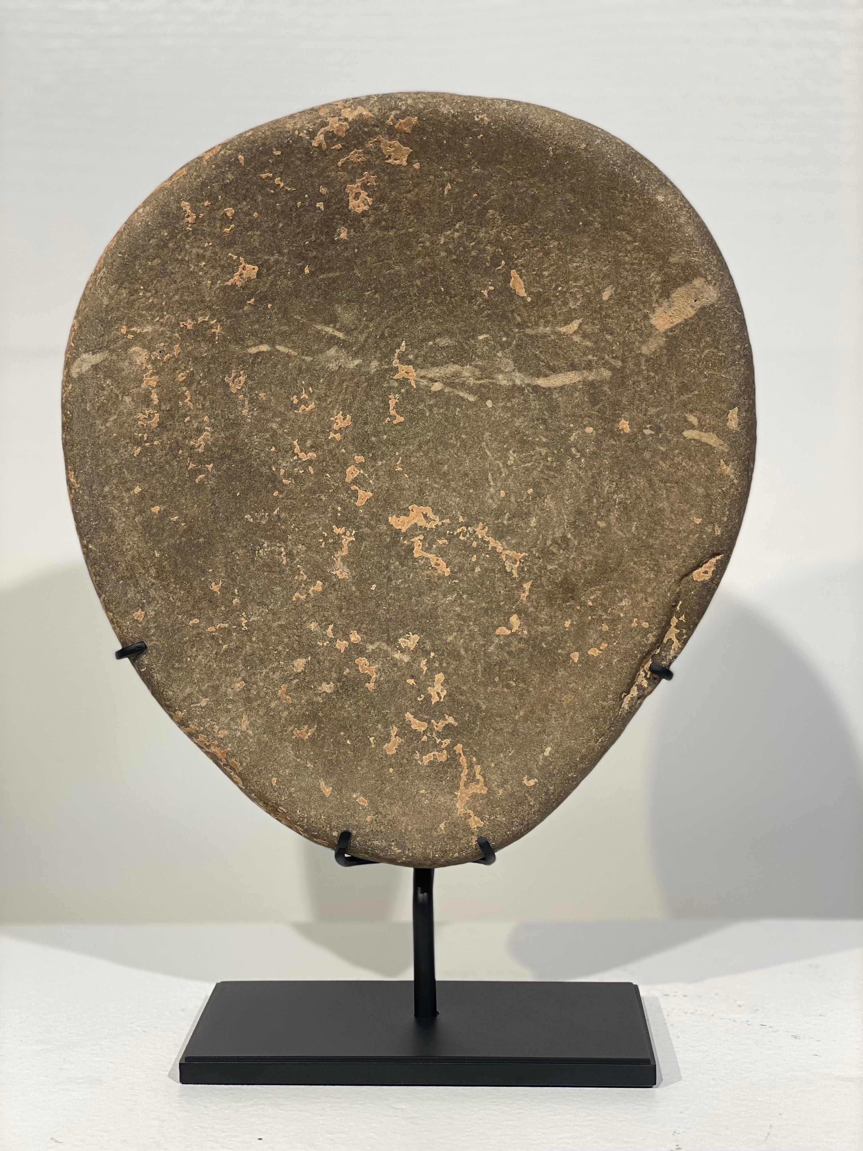 Un eccezionale mulino in pietra neolitica proveniente dal Marocco,
incredibilmente intatto,
un oggetto molto potente e decorativo,
8000-2700 a.C.