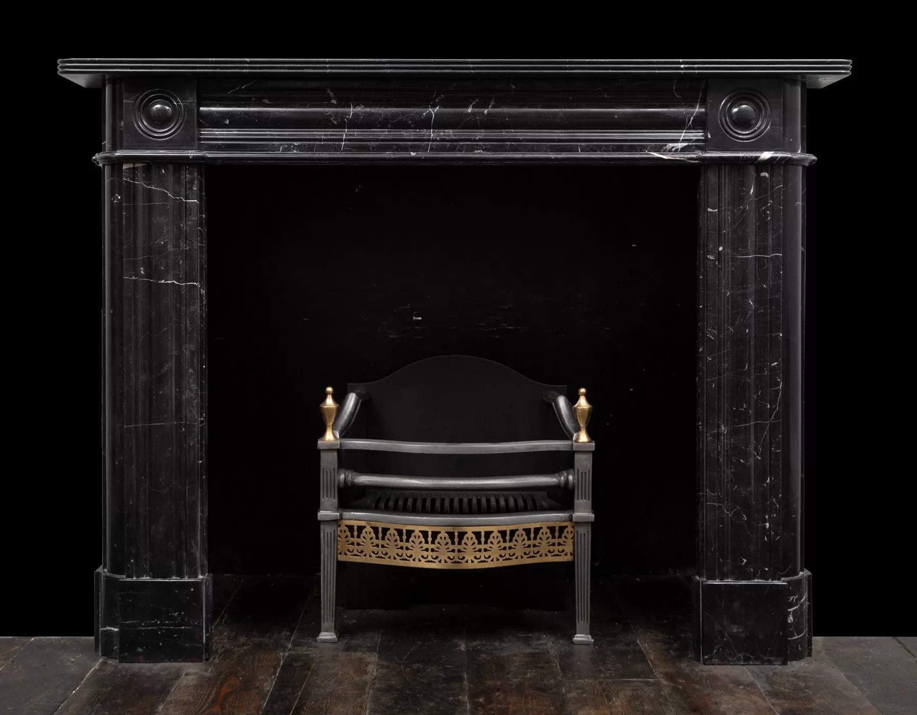 Cheminée en marbre 'Nero Marquina' du début du 19ème siècle

Un design qui a clairement résisté à l'épreuve du temps, idéal pour les intérieurs tant anciens que contemporains.

Le marbre Nero Marquina (mármol negro Marquina) est un calcaire