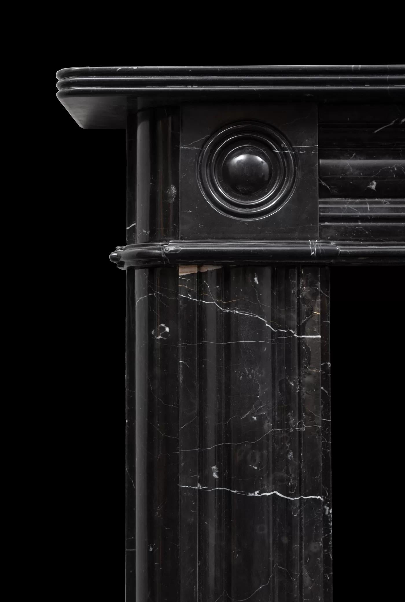 Regency Cheminée en marbre Nero Marquina du début du 19e siècle par RYAN & SMITH