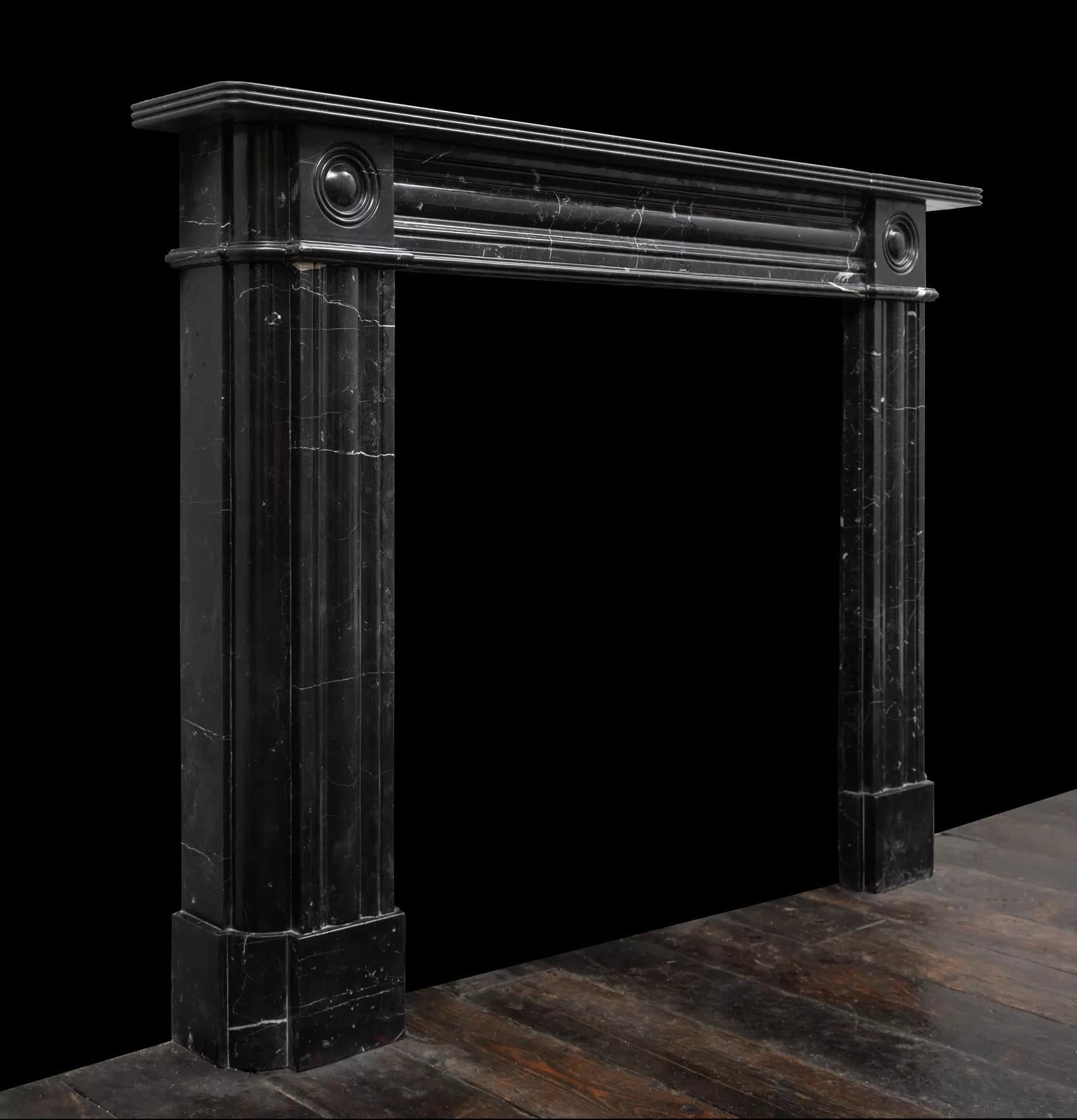 Irlandais du Nord Cheminée en marbre Nero Marquina du début du 19e siècle par RYAN & SMITH