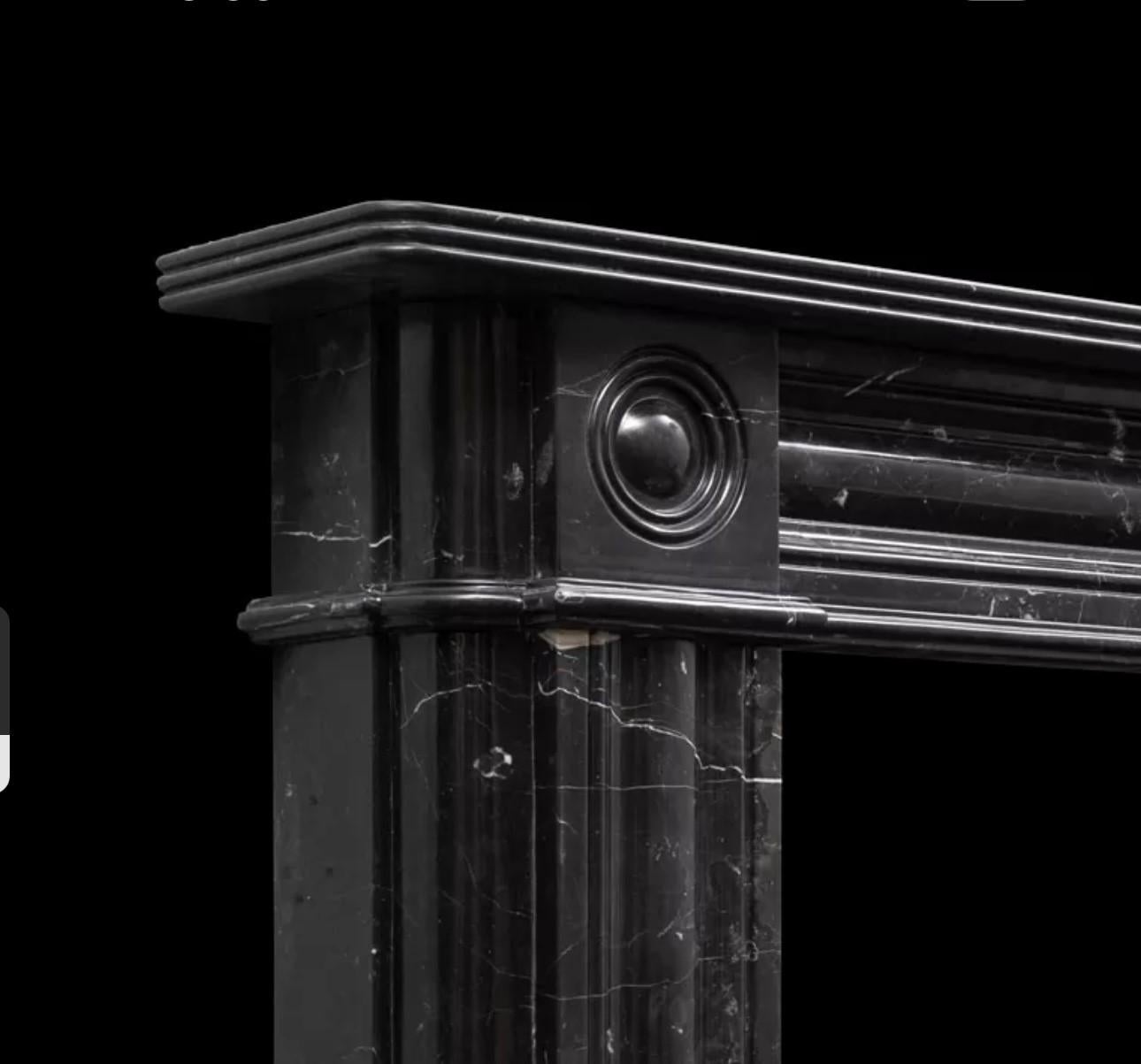 Sculpté Cheminée en marbre Nero Marquina du début du 19e siècle par RYAN & SMITH