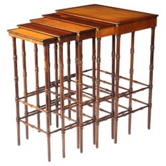 Un nid de cinq tables en bois de style Régence attribuées à Gillows