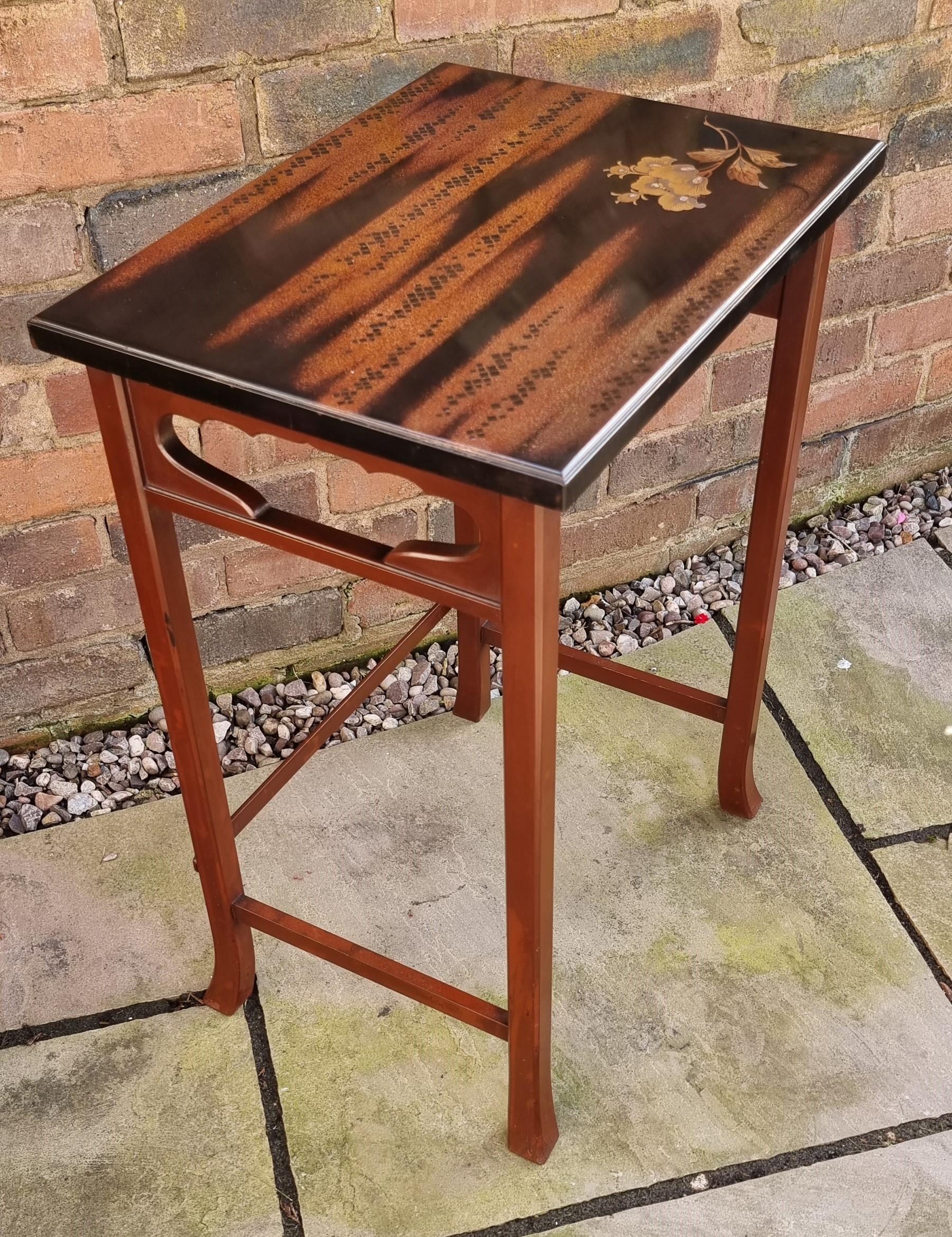 A nest of three Japanese hardwood and lacquer nest of tables circa 1910 For Sale 5