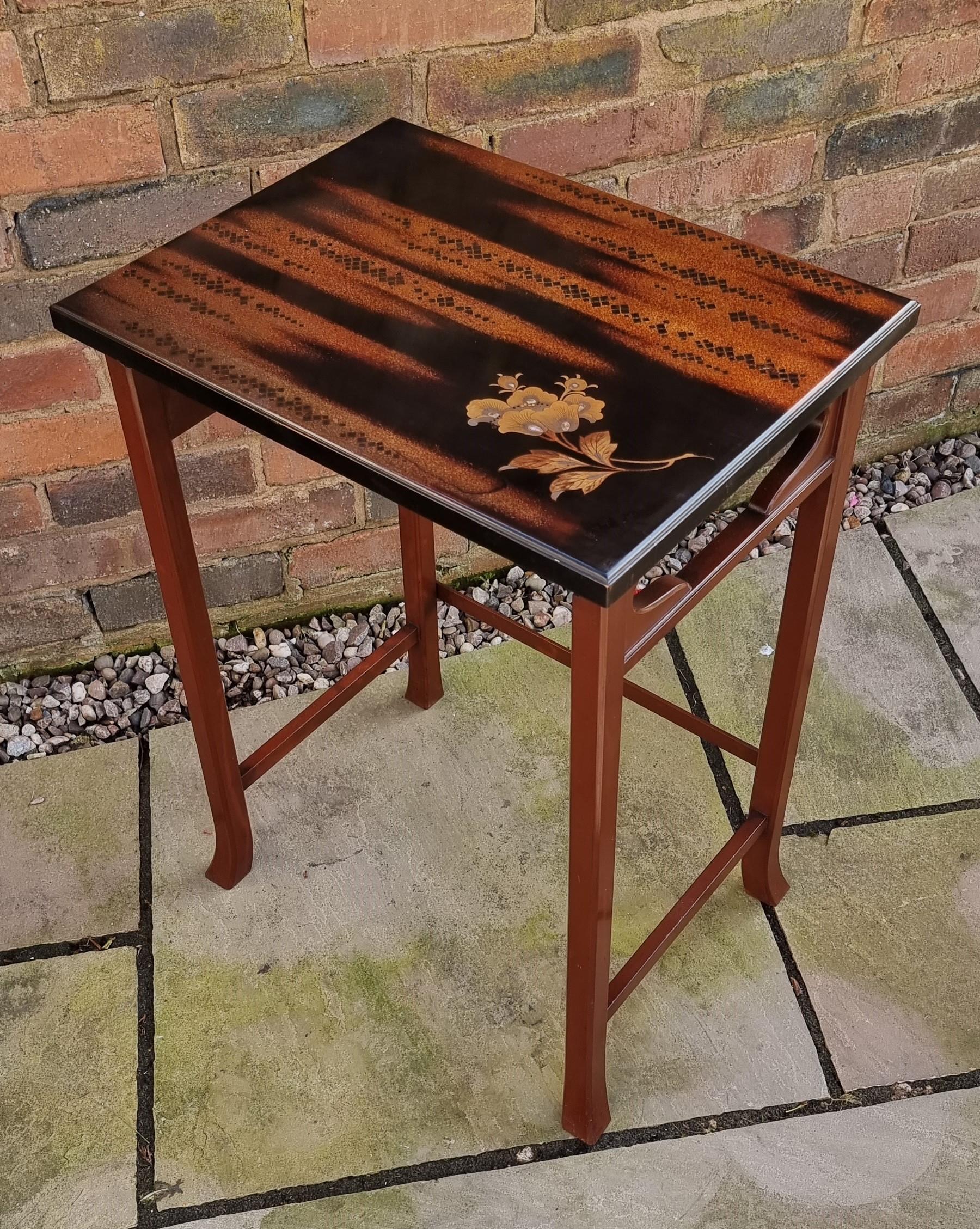 A nest of three Japanese hardwood and lacquer nest of tables circa 1910 For Sale 6