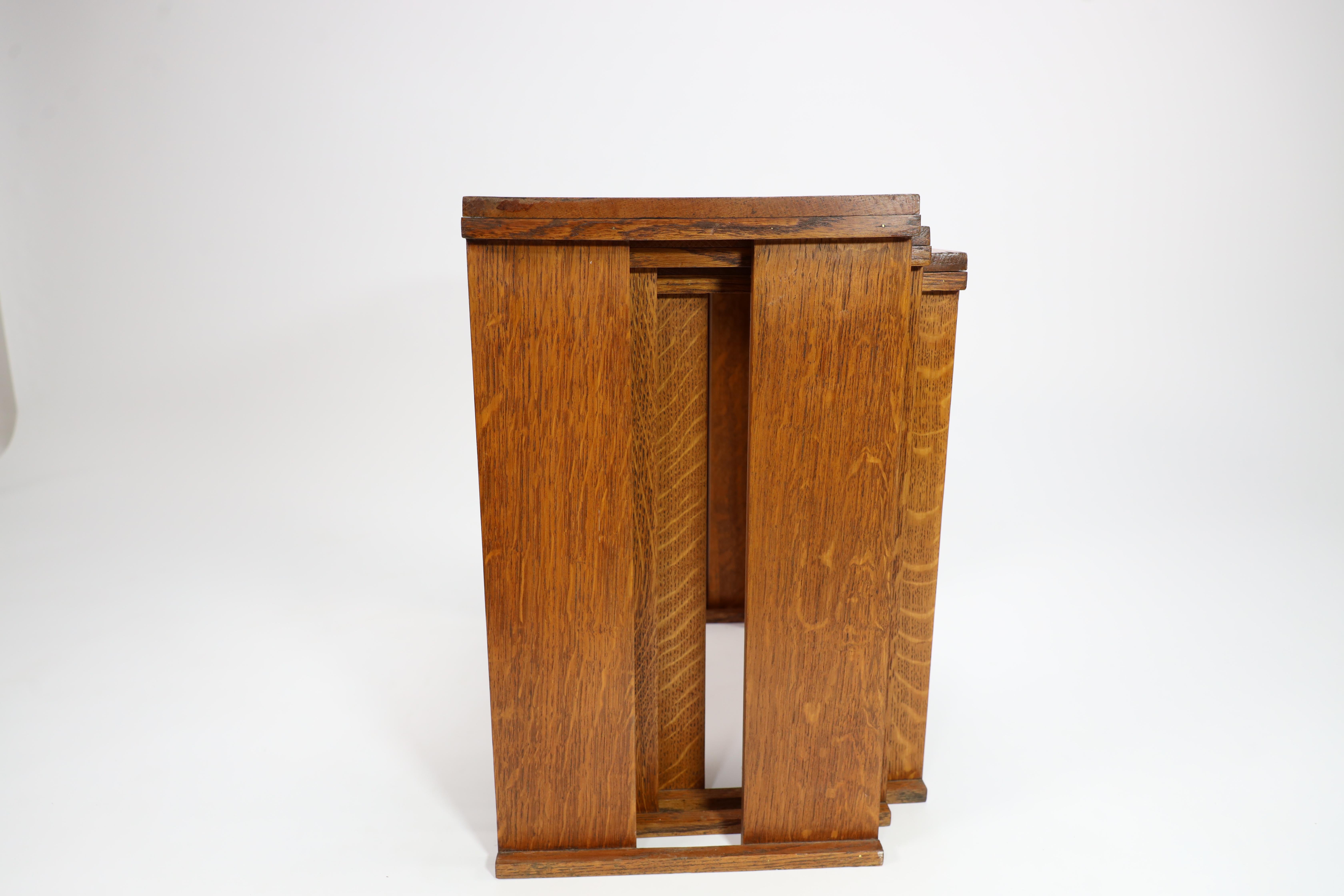 A nest of three Art Deco wild grain oak side tables of planked construction. 5