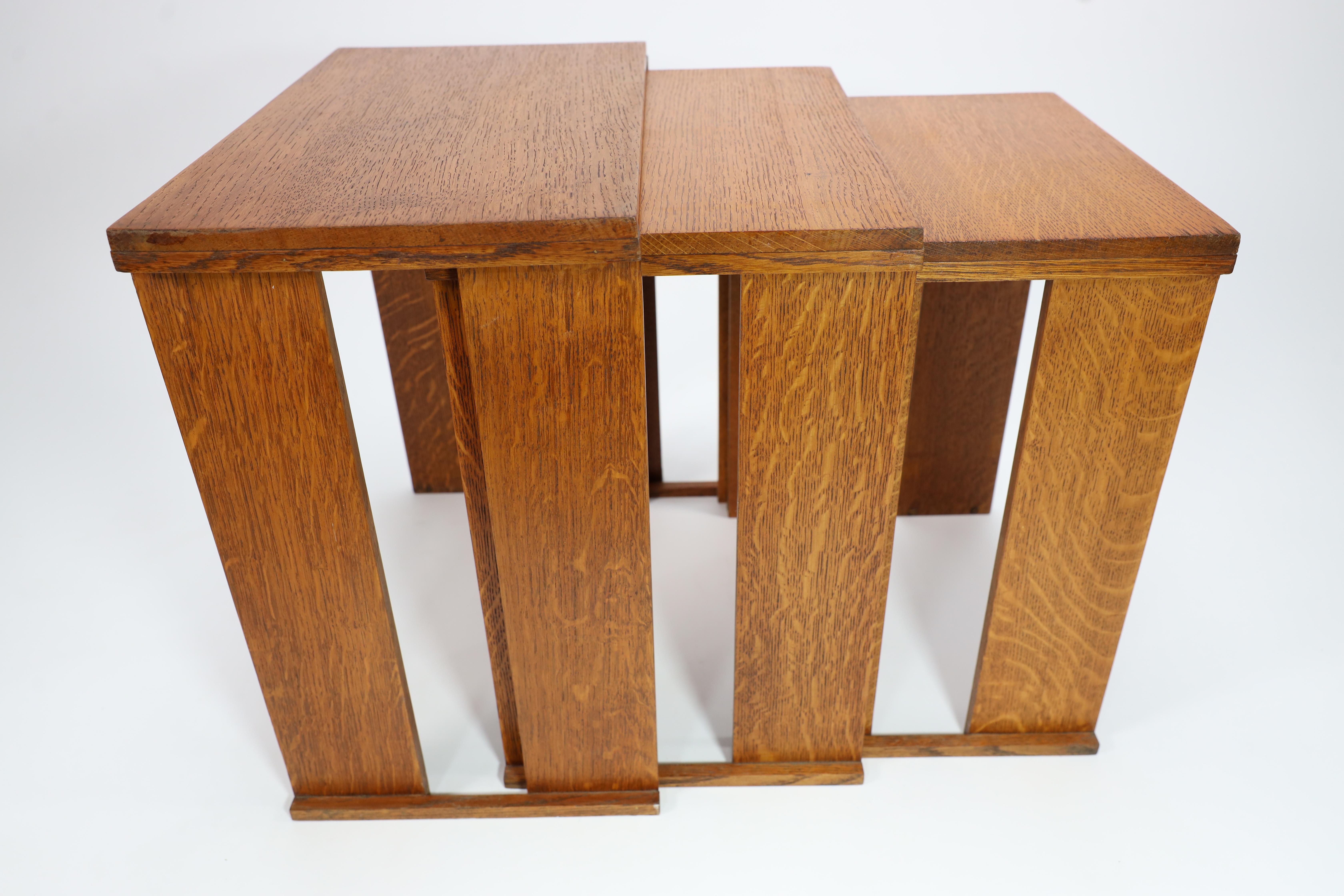 A nest of three Art Deco wild grain oak side tables of planked construction. 6