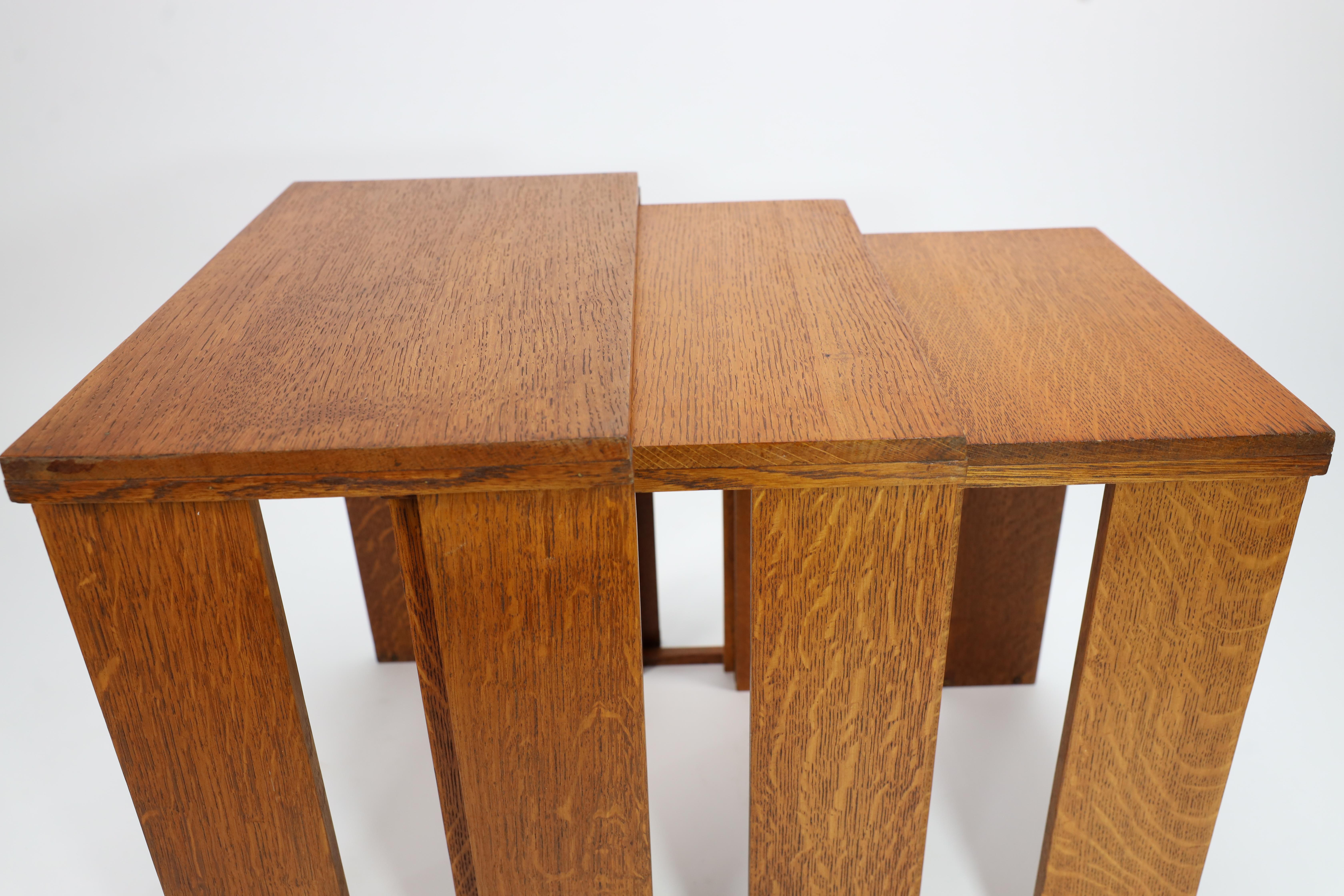 A nest of three Art Deco wild grain oak side tables of planked construction. 7
