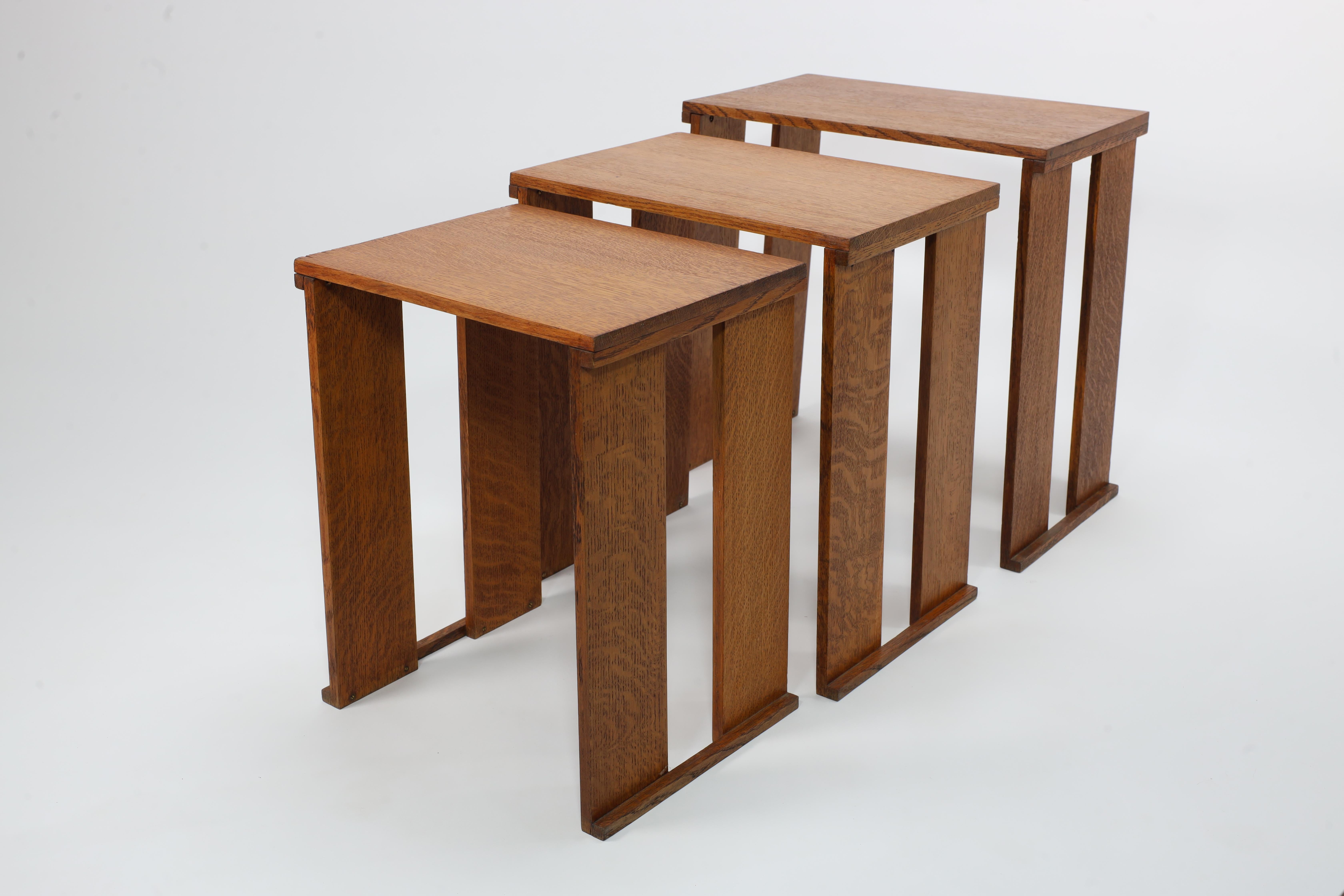 A nest of three Art Deco wild grain oak side tables of planked construction. In Good Condition In London, GB