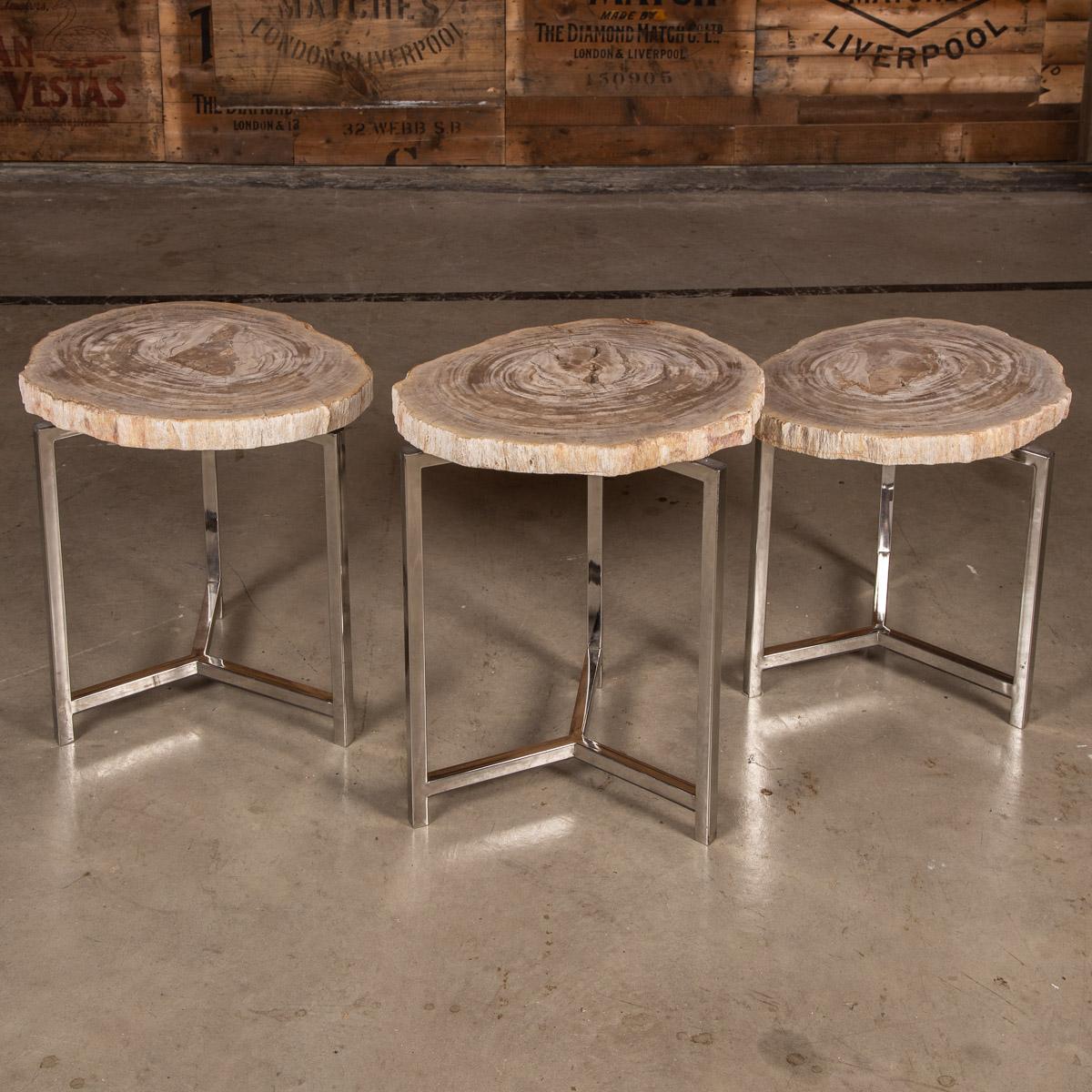 Ensemble de trois tables en bois pétrifié « Silver » sur bases chromées Bon état - En vente à Royal Tunbridge Wells, Kent