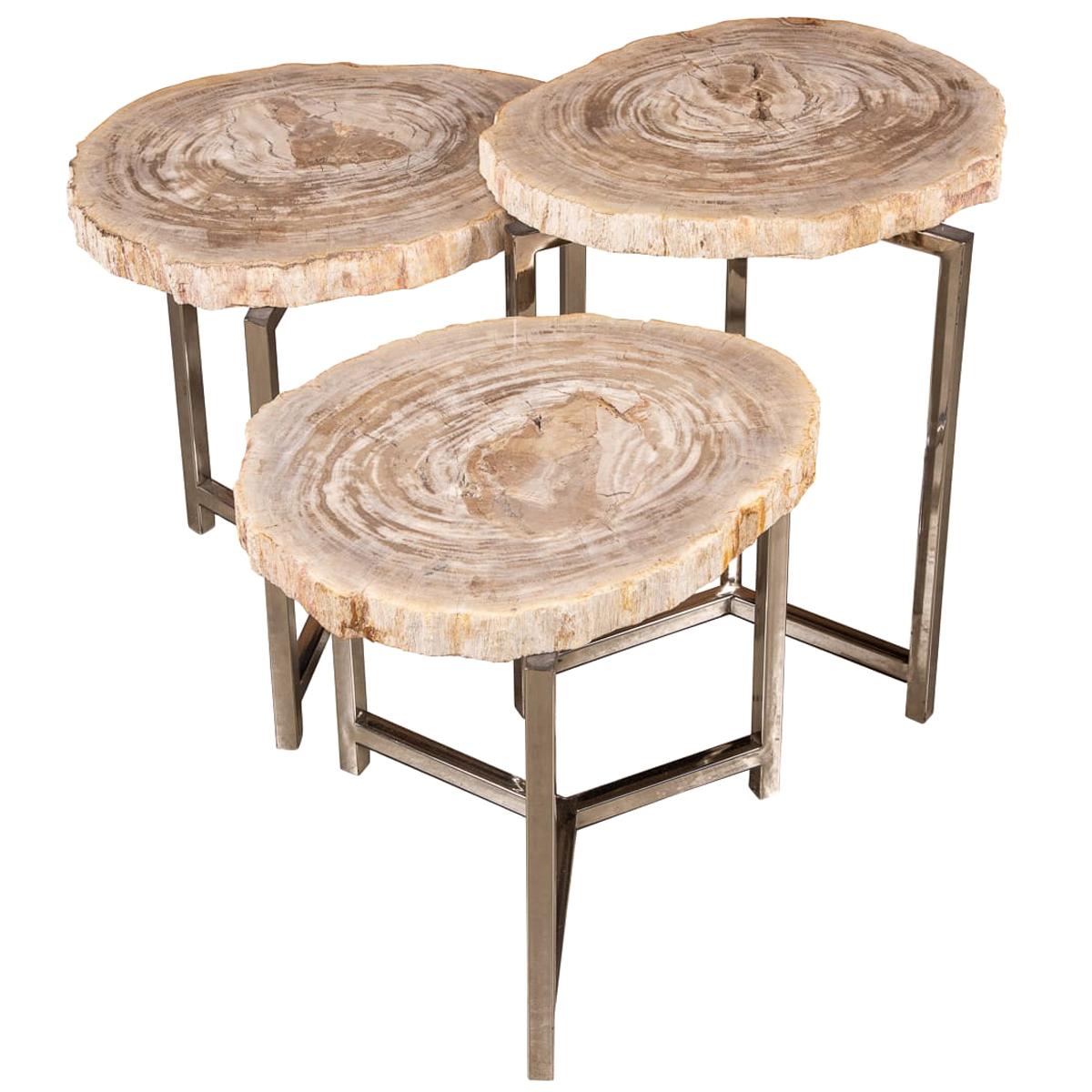 Ensemble de trois tables en bois pétrifié « Silver » sur bases chromées en vente