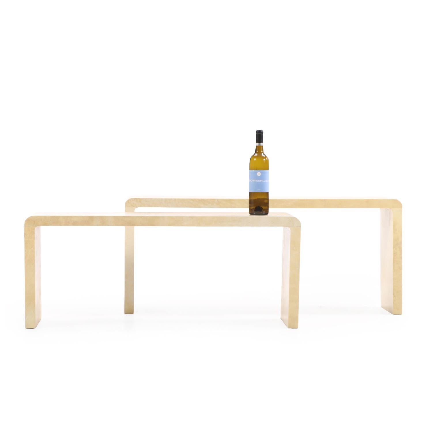 Conjunto de dos mesas nido recubiertas de pergamino. Madera en venta