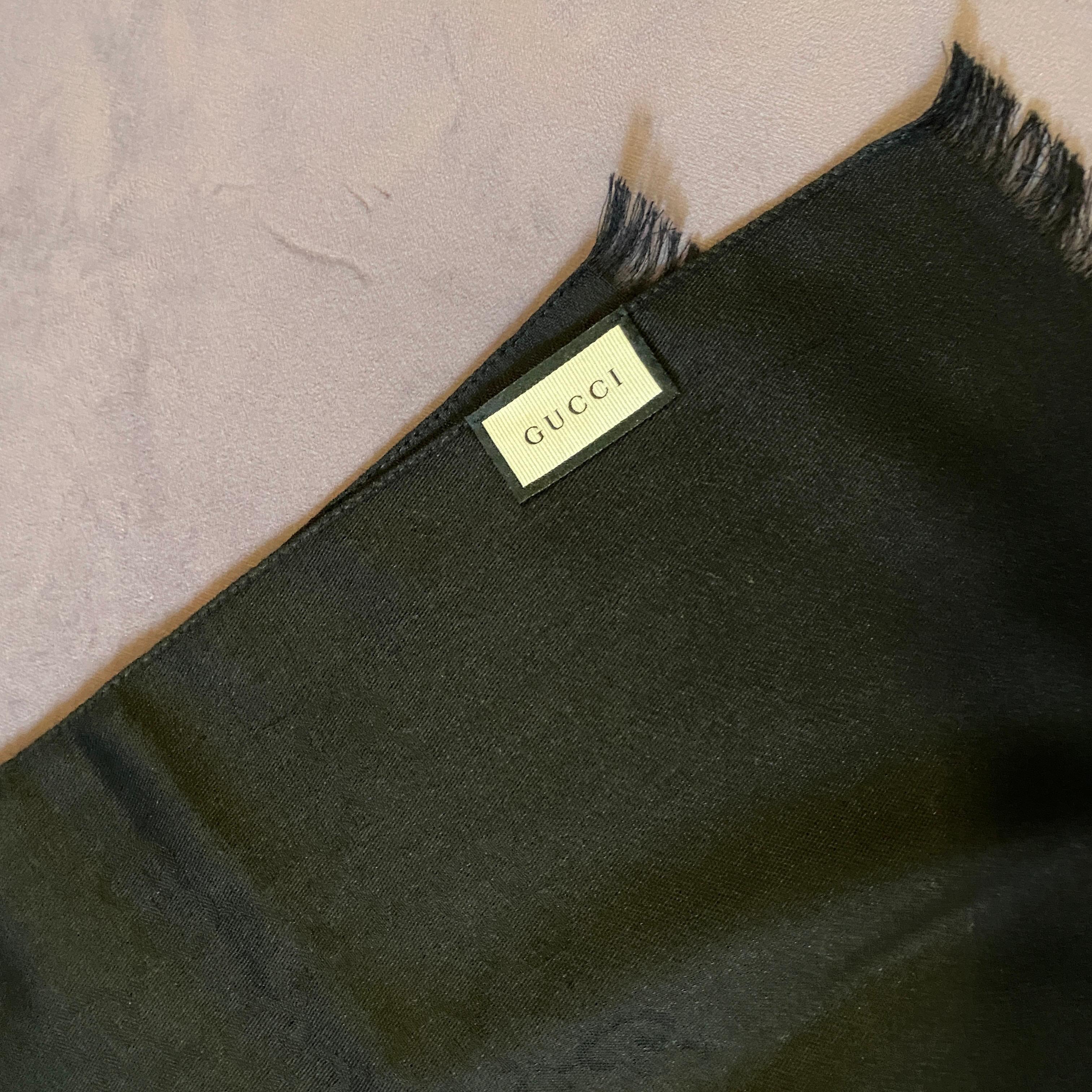 Gucci - Écharpe en laine noire « Never Used » avec logo continu  Neuf - En vente à Aci Castello, IT