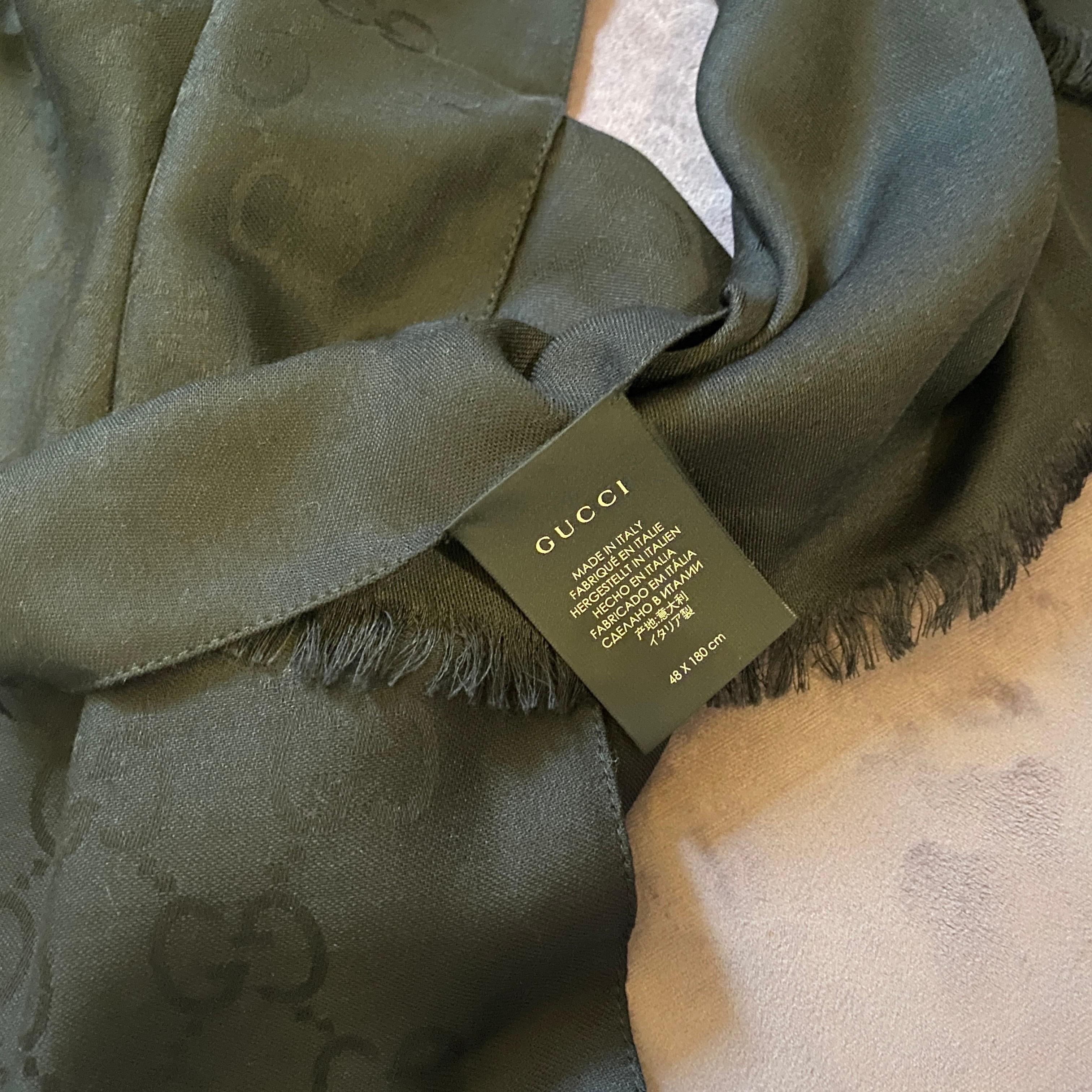 Gucci - Écharpe en laine noire « Never Used » avec logo continu  en vente 1