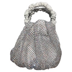 Una borsa a rete in pelle bianca increspata e cristalli iridescenti di Gedebe, mai utilizzata.