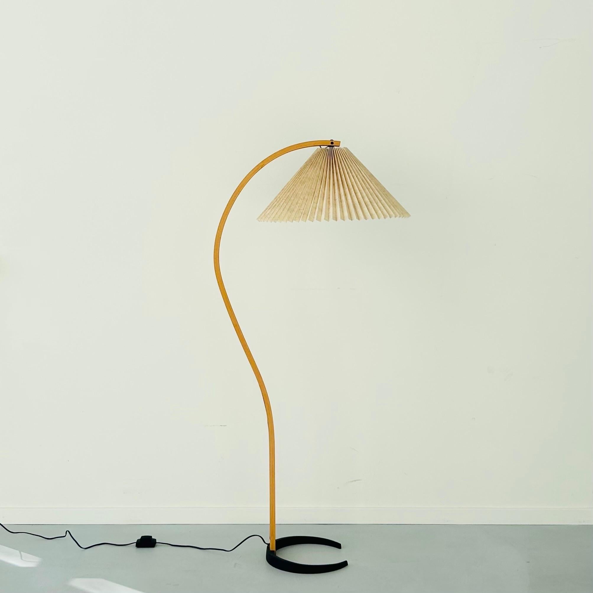 Un lampadaire danois original de Mads Caprani qui n'a jamais été utilisé. Bois courbé sur un pied en forme de croissant en fonte. Le style s'appelle Timberline no. 840 en bois de hêtre. Son design frappant, à la fois quintessence des années 1970 et
