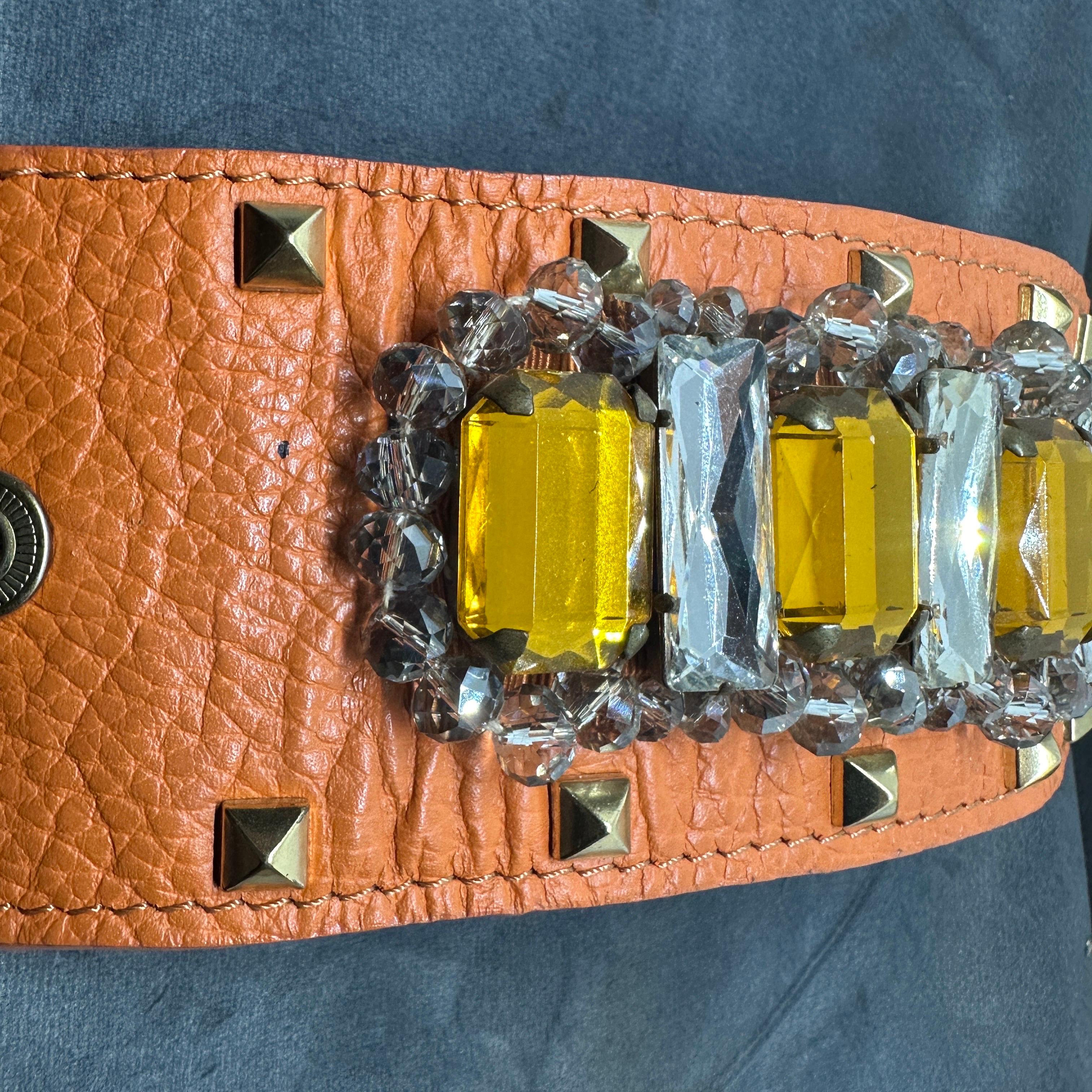 Bracciale in pelle marrone e gemme di strass mai indossato di Gedebé in vendita 2