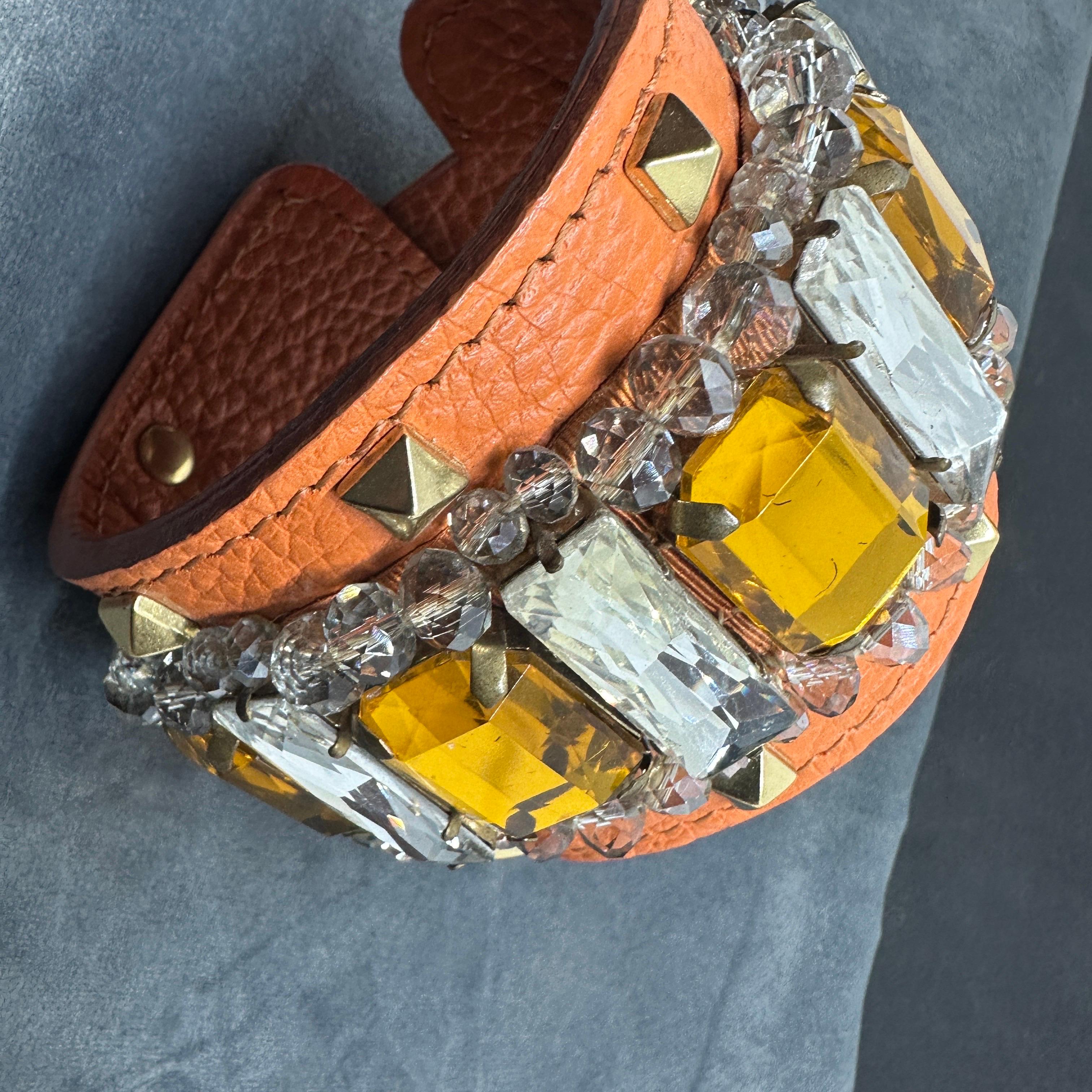 Bracciale in pelle marrone e gemme di strass mai indossato di Gedebé in vendita 3