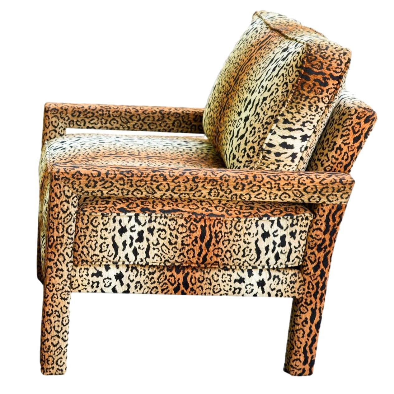 Une nouvelle chaise Parsons de style Milo Baughman recouverte de velours Cheetah de haute qualité. Nos chaises sont fabriquées et rembourrées à la main à partir de nouveaux matériaux et de nouveaux tissus par les meilleurs artisans de Morganton, en