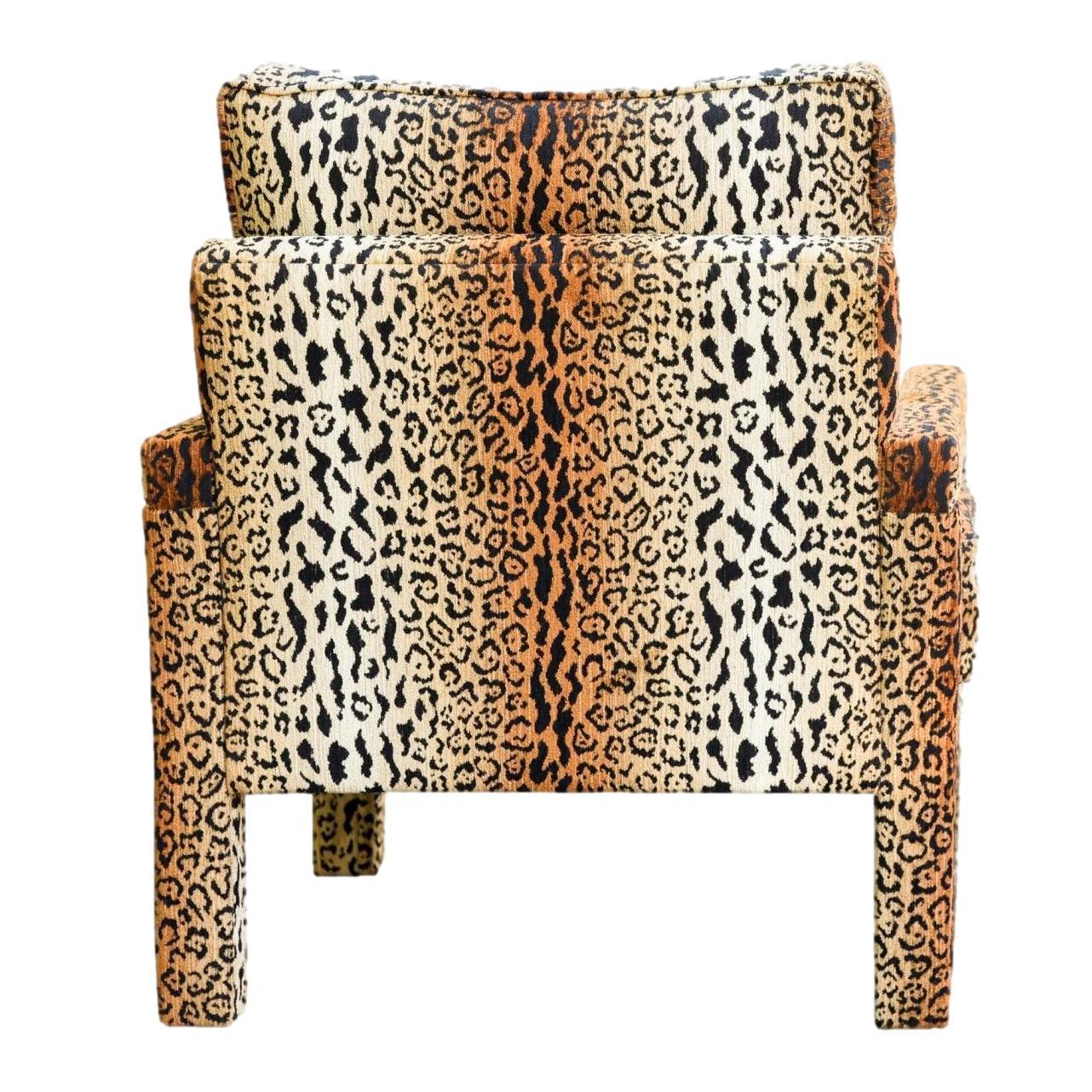 Mid-Century Modern Une nouvelle chaise Parsons de style Milo Baughman en velours guépard en vente