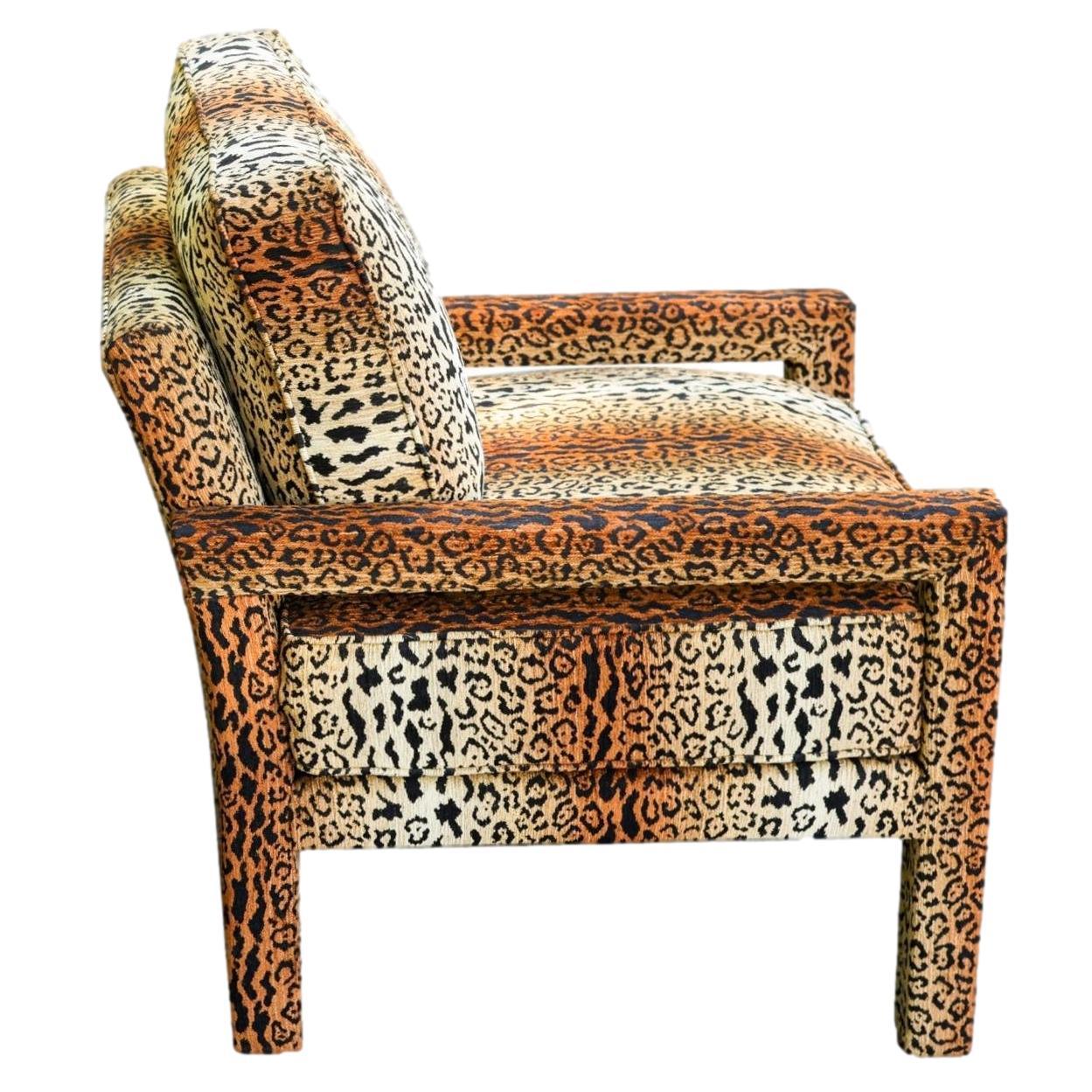 Américain Une nouvelle chaise Parsons de style Milo Baughman en velours guépard en vente