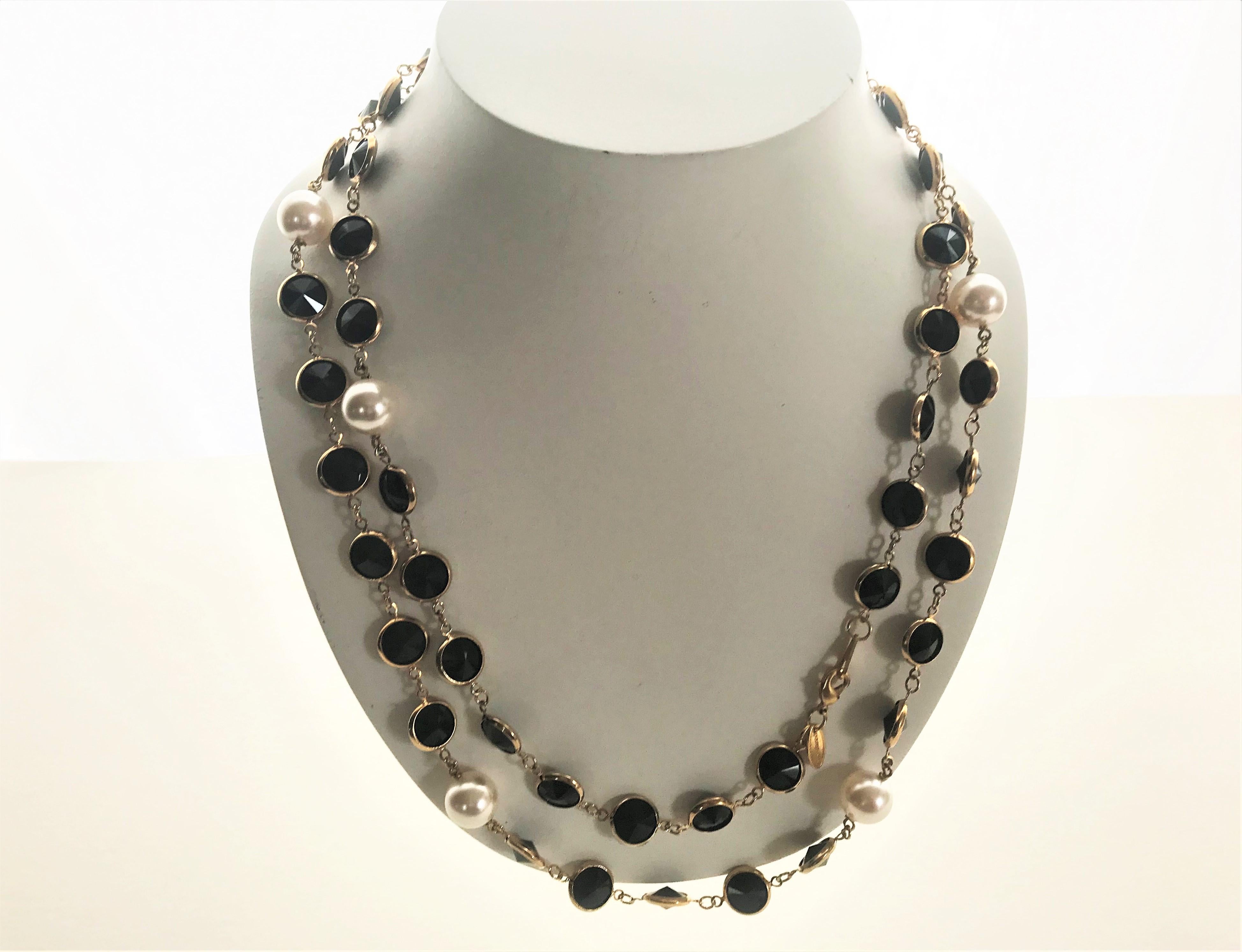 A black and white Necklace with polished crystal from Swarovski and some fake pears. The necklace is signed 'Pomp art' and has a closer. There is a new chain that has never worn and gold plated.
Measurement: Length 120/60 cm, faux pearls 1 cm, the